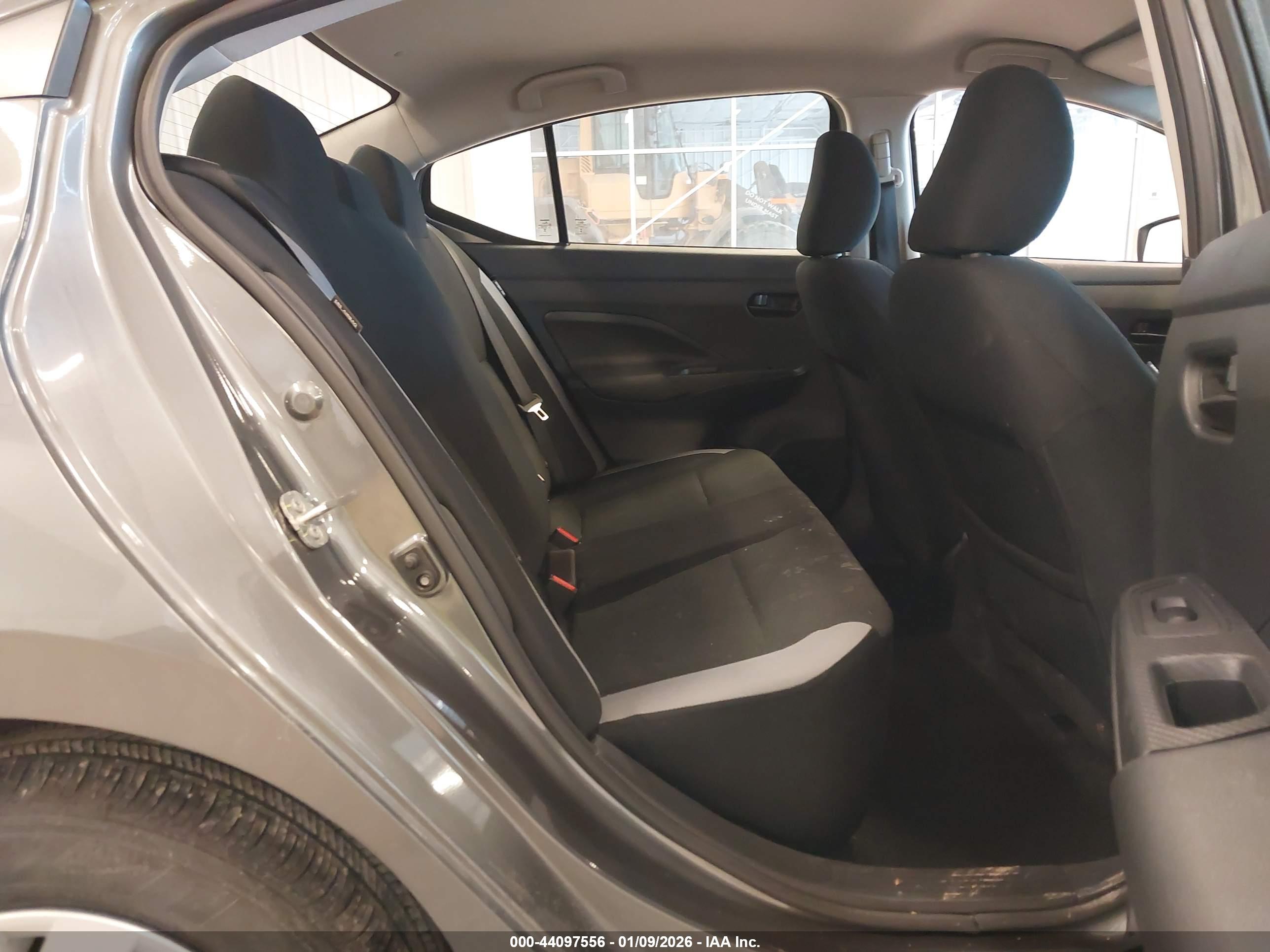 NISSAN VERSA image 8