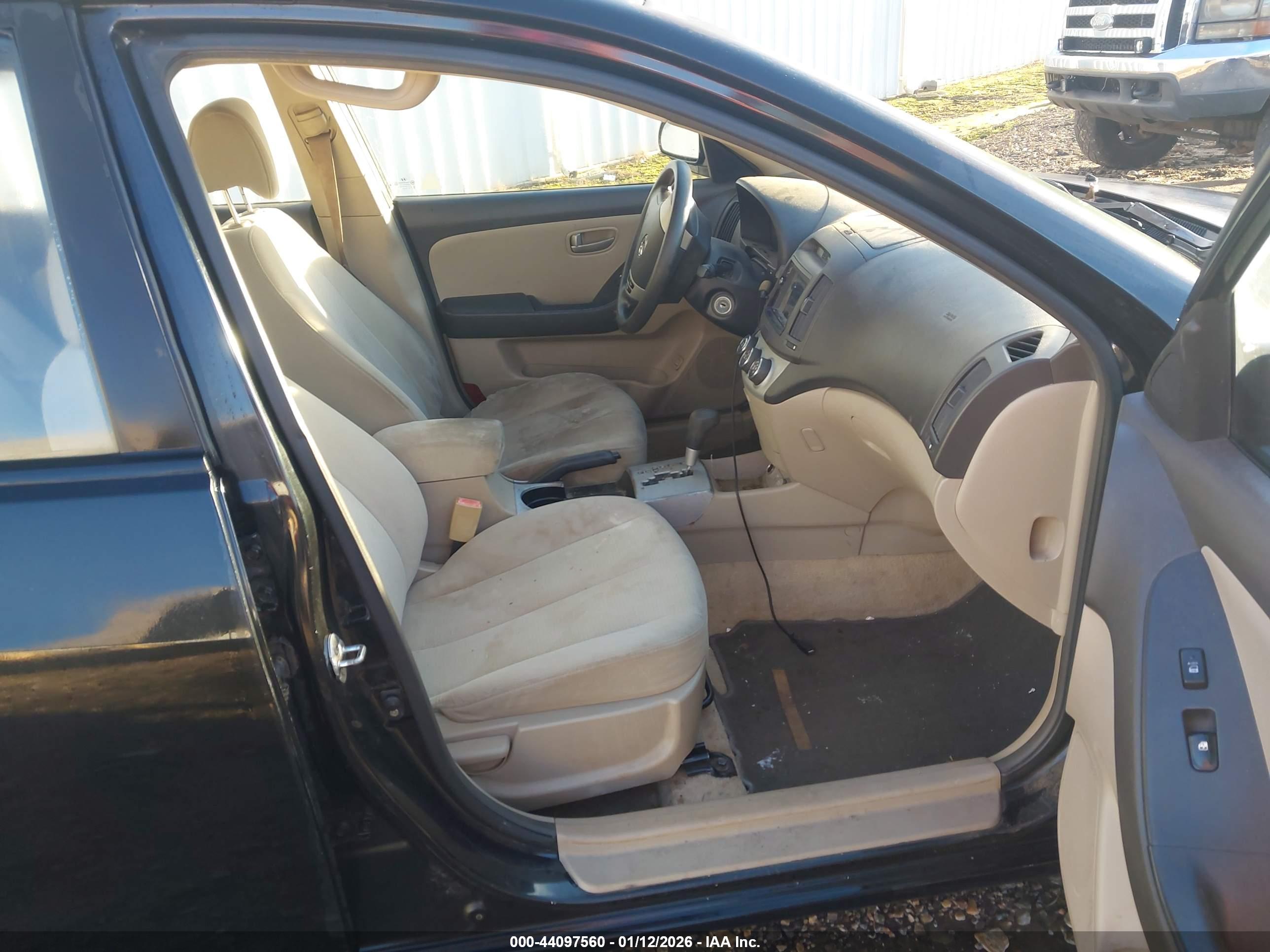HYUNDAI ELANTRA image 5