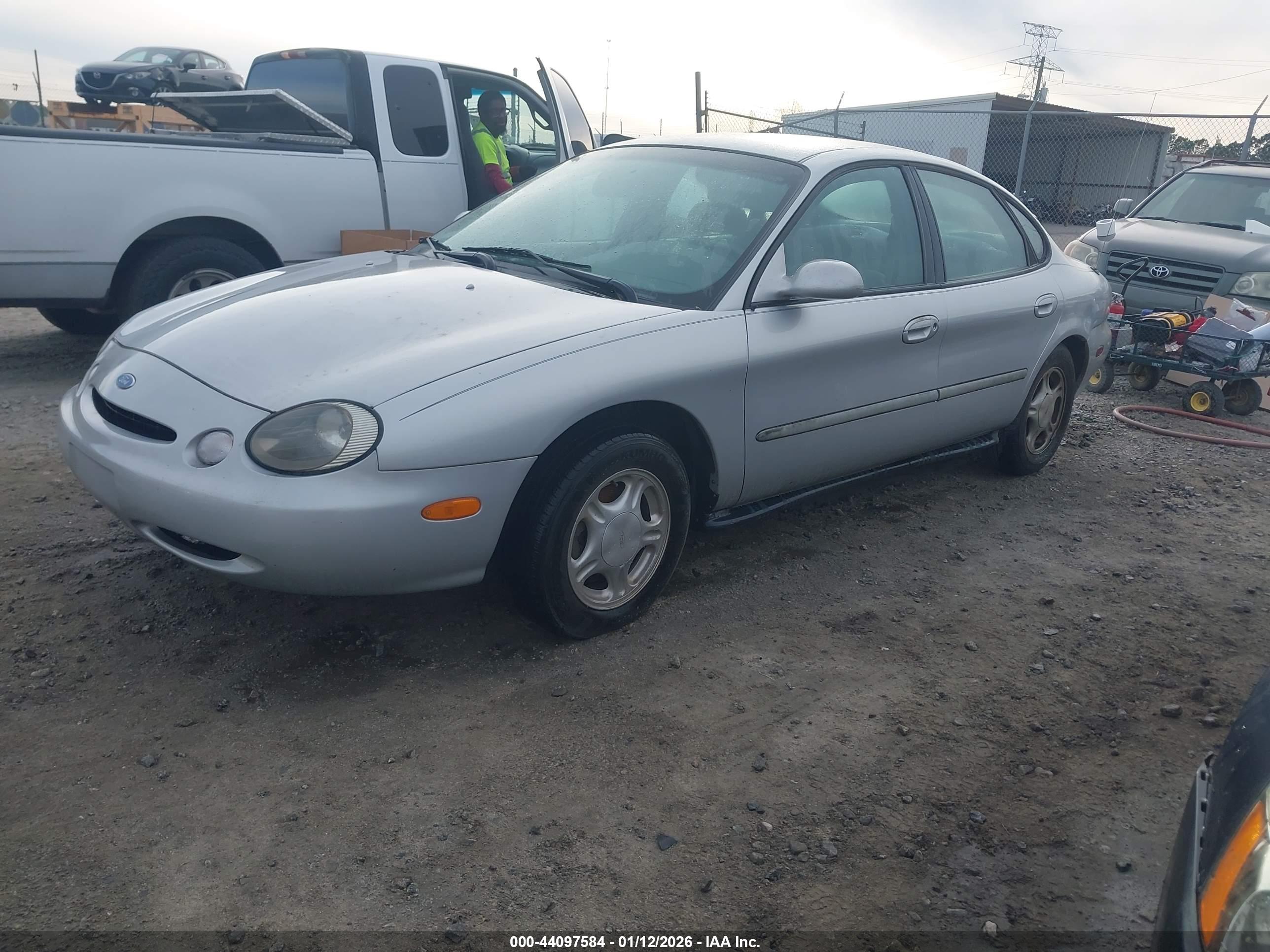 FORD TAURUS image 2