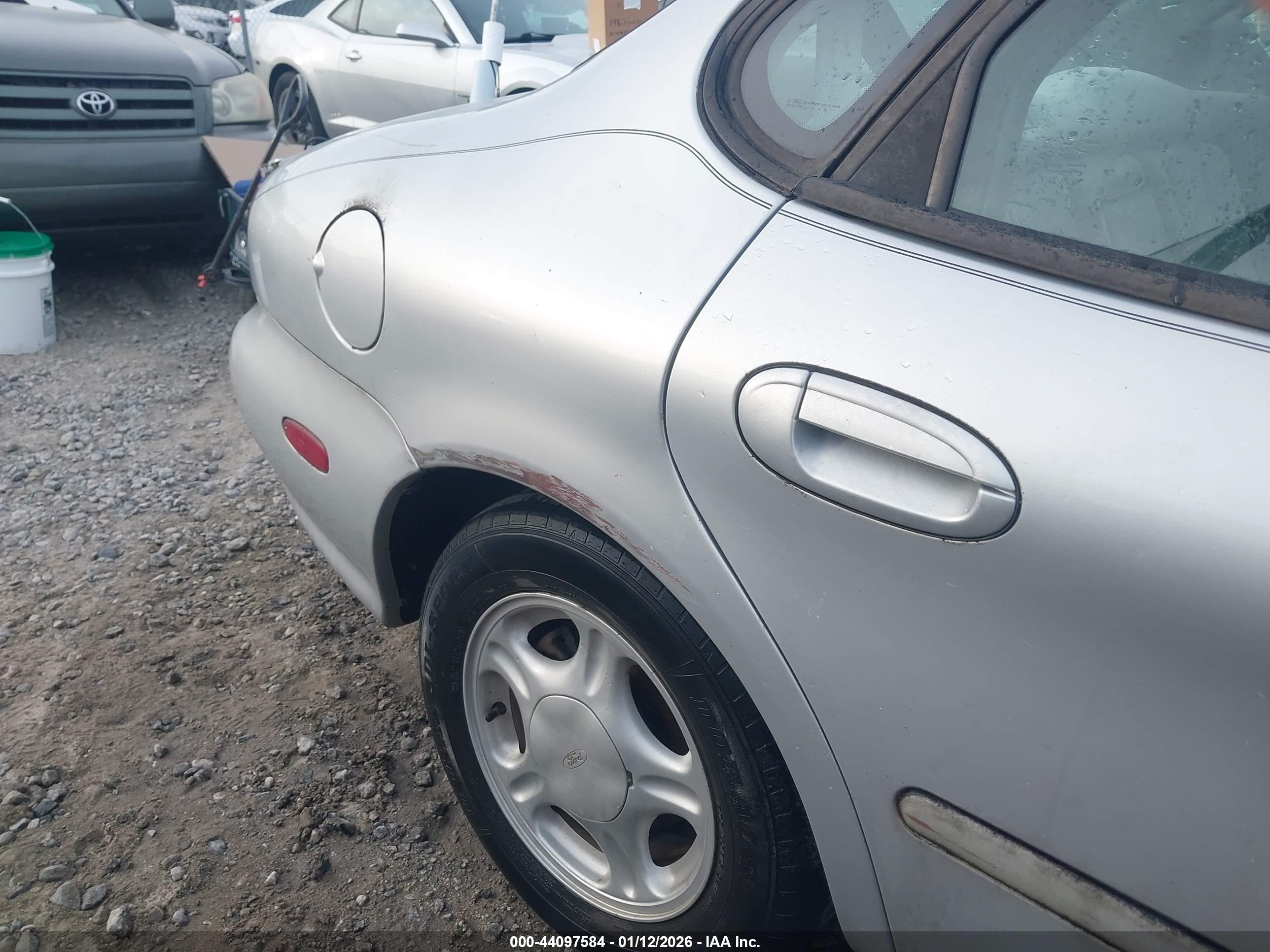 FORD TAURUS image 6