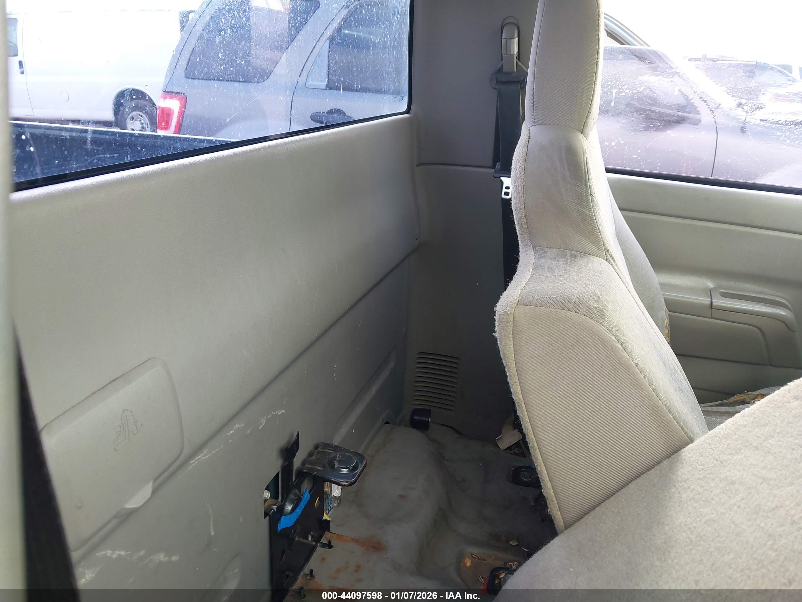 CHEVROLET COLORADO image 8