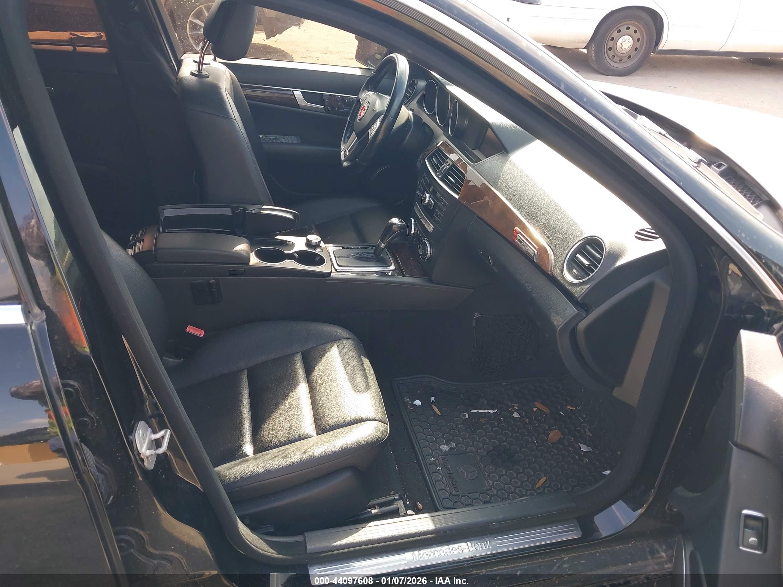 MERCEDES-BENZ C-CLASS image 5