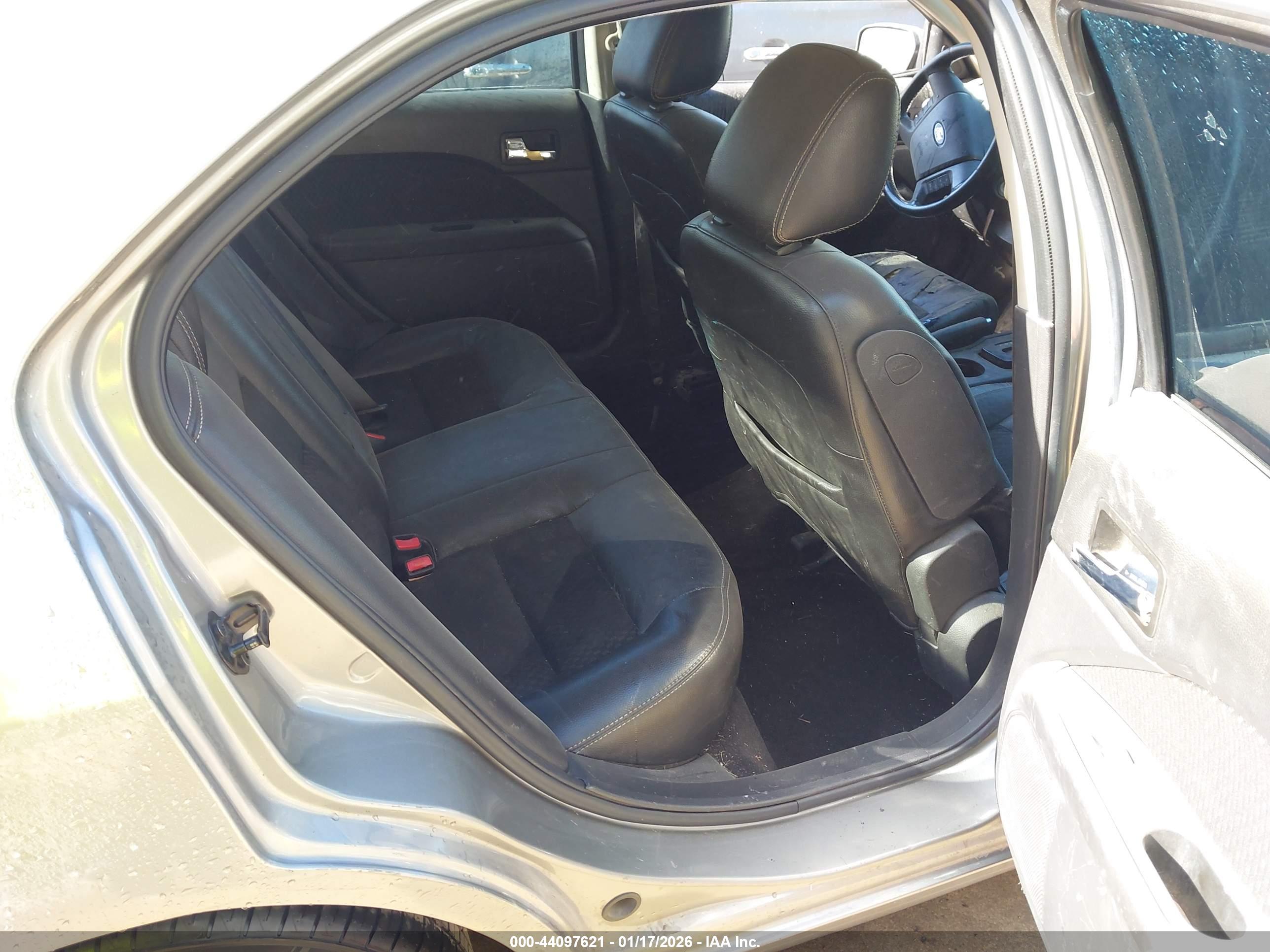FORD FUSION image 8