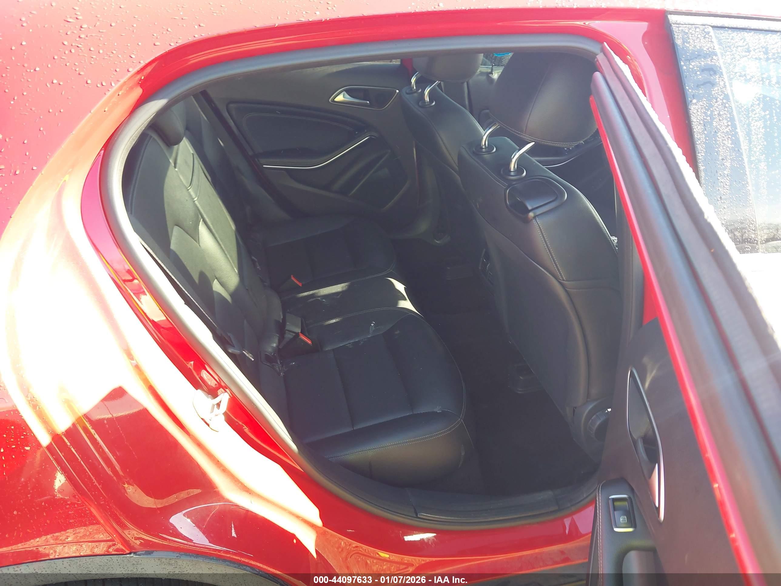 MERCEDES-BENZ GLA image 8