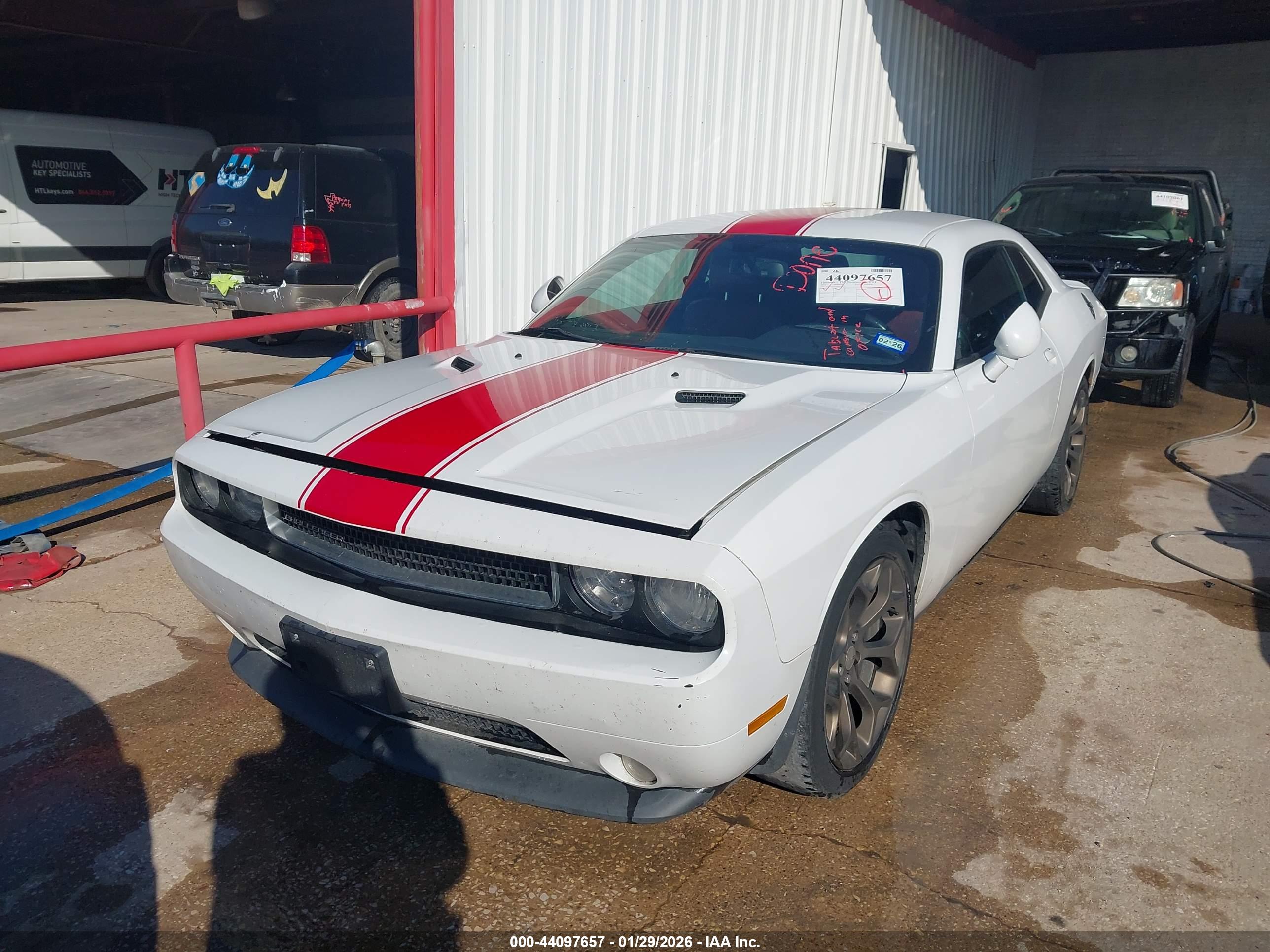 DODGE CHALLENGER image 6