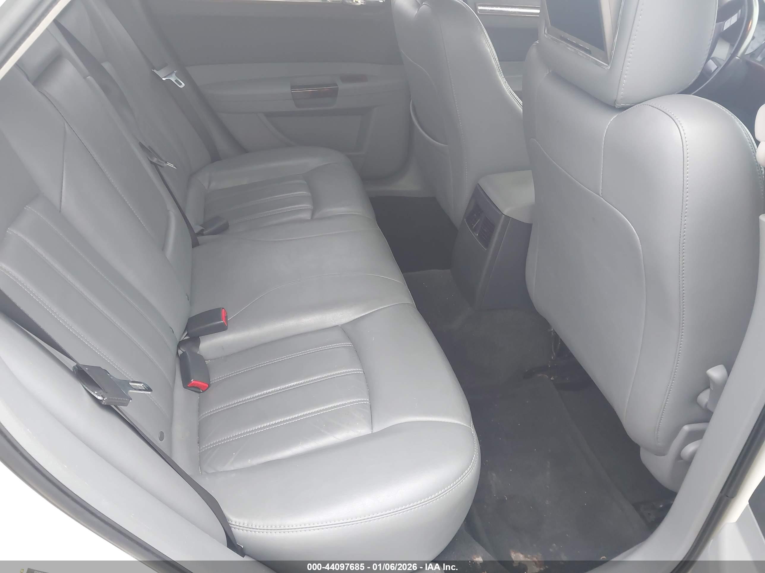 CHRYSLER 300C image 8
