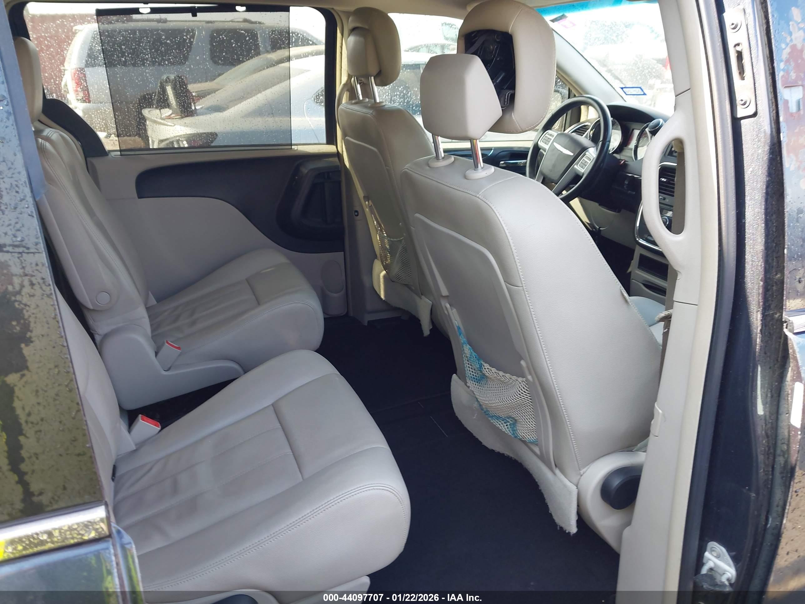 CHRYSLER TOWN image 8