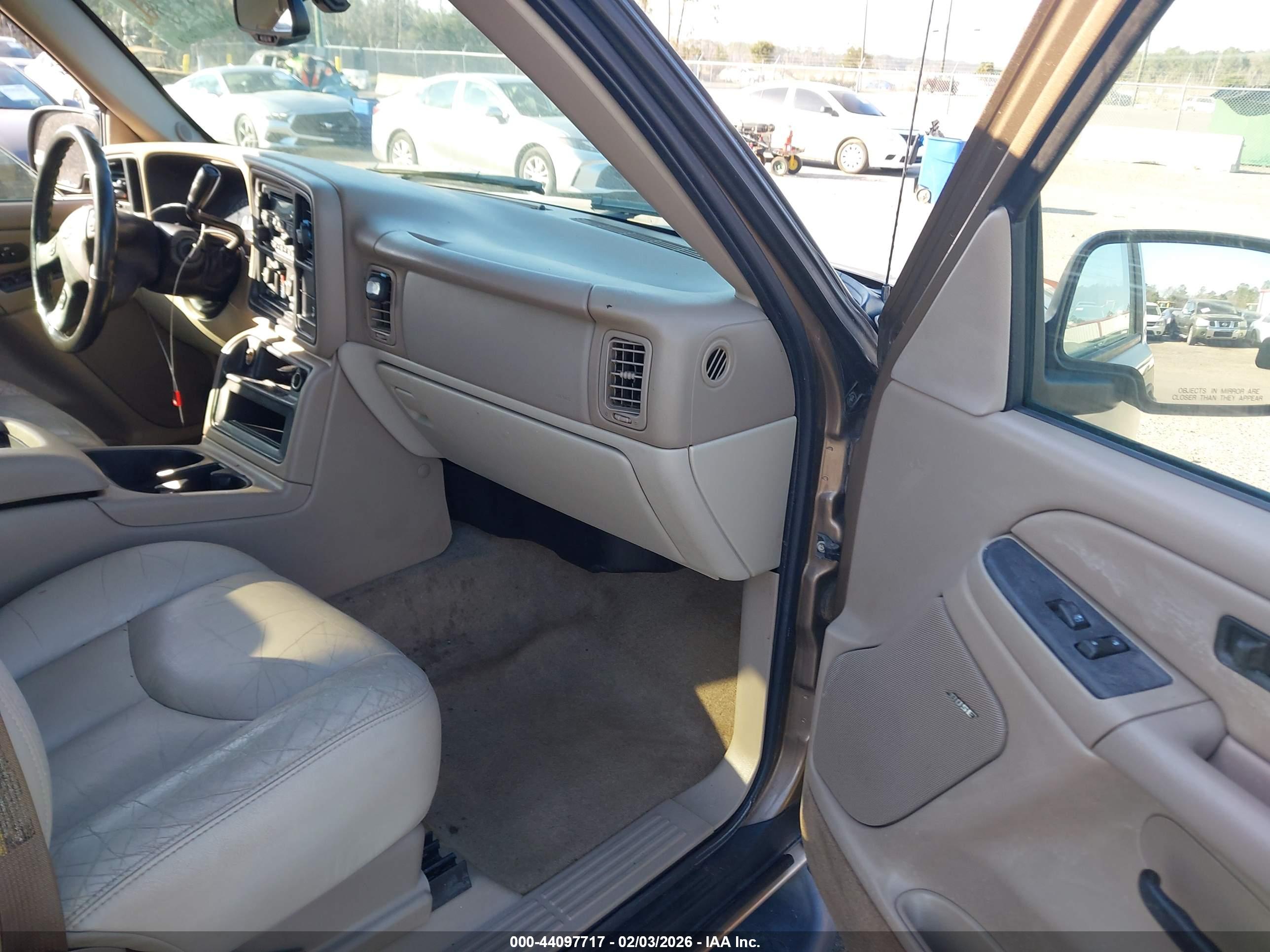 CHEVROLET SUBURBAN image 5
