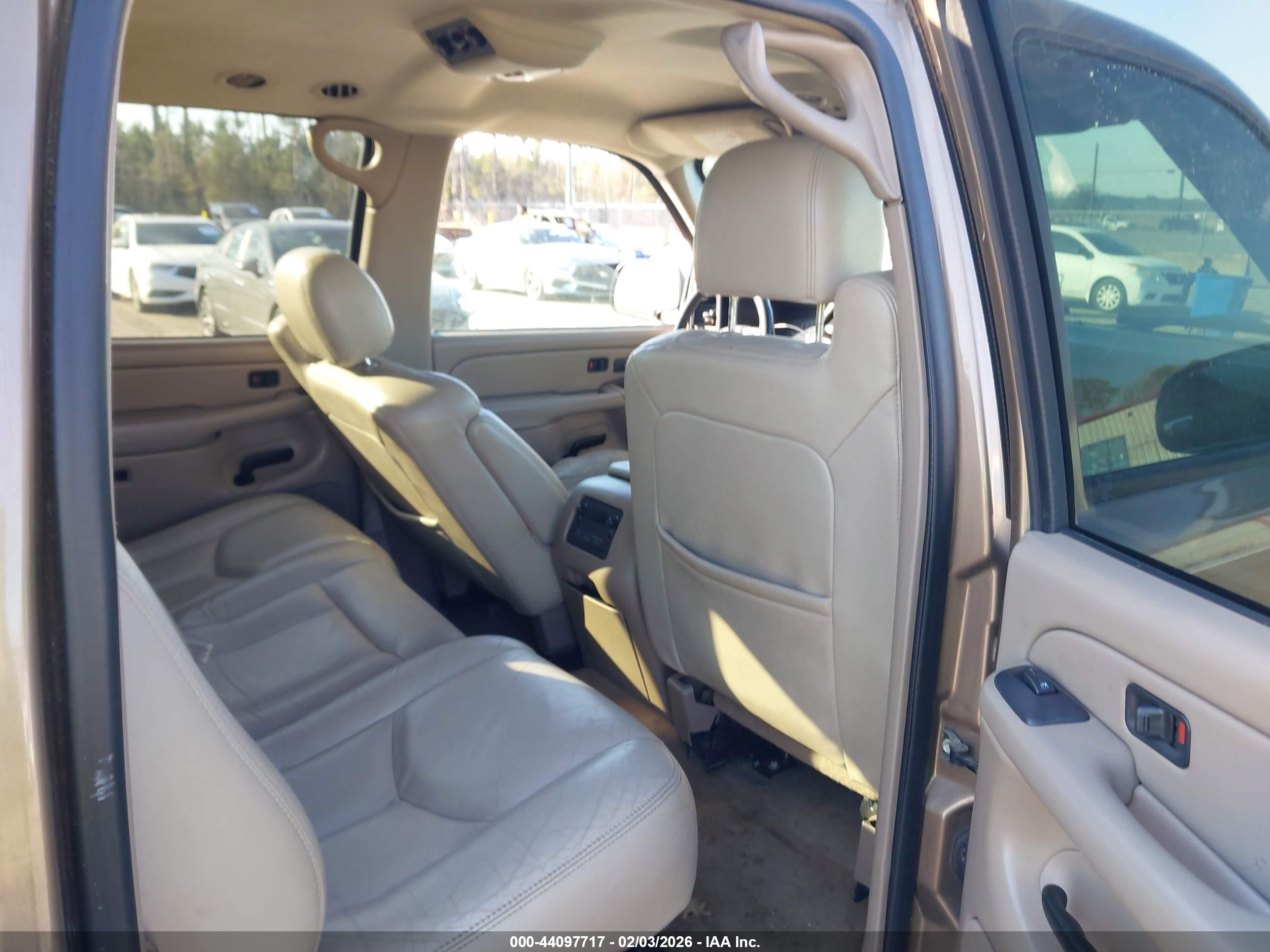 CHEVROLET SUBURBAN image 8