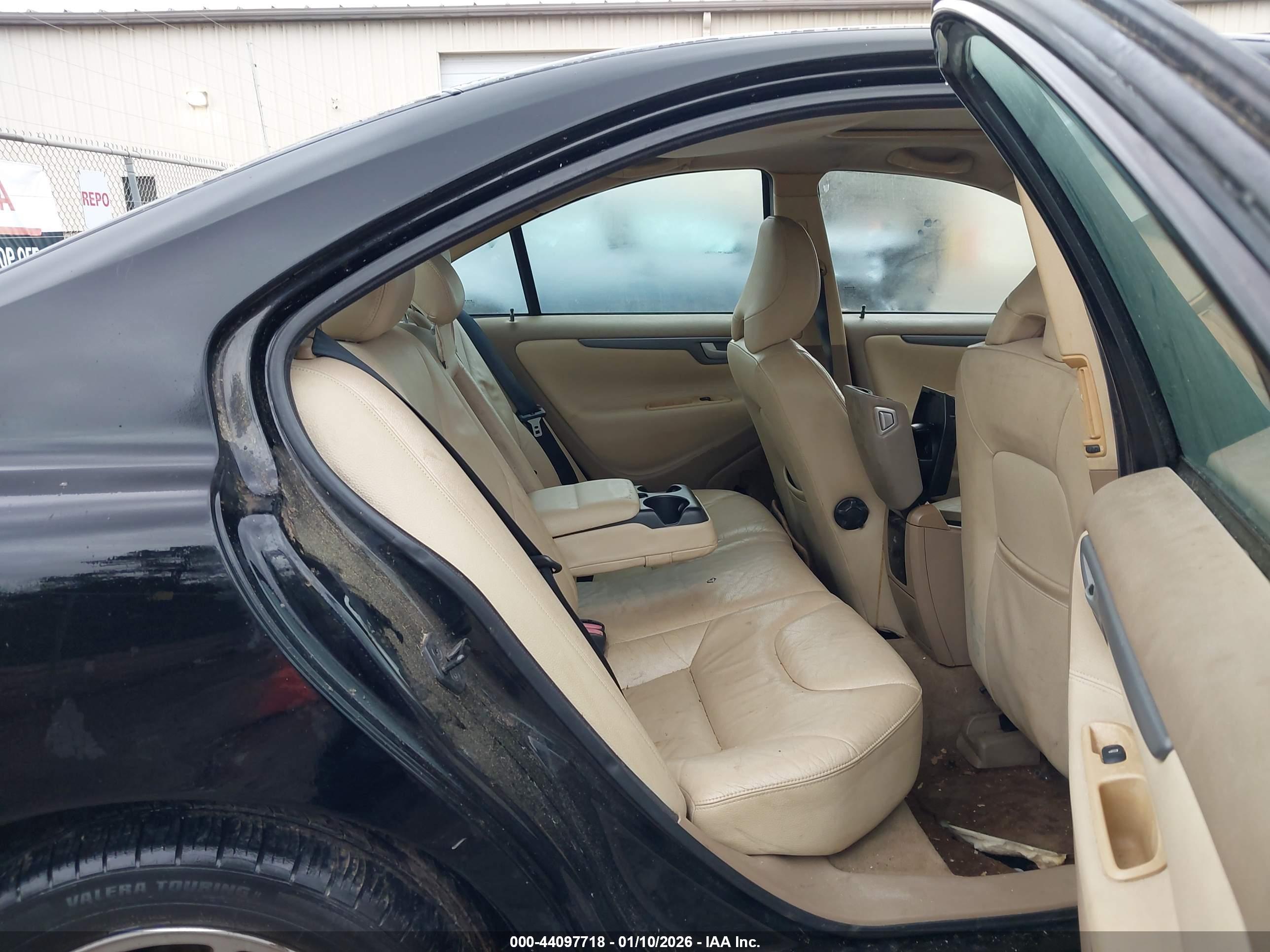 VOLVO S60 image 8
