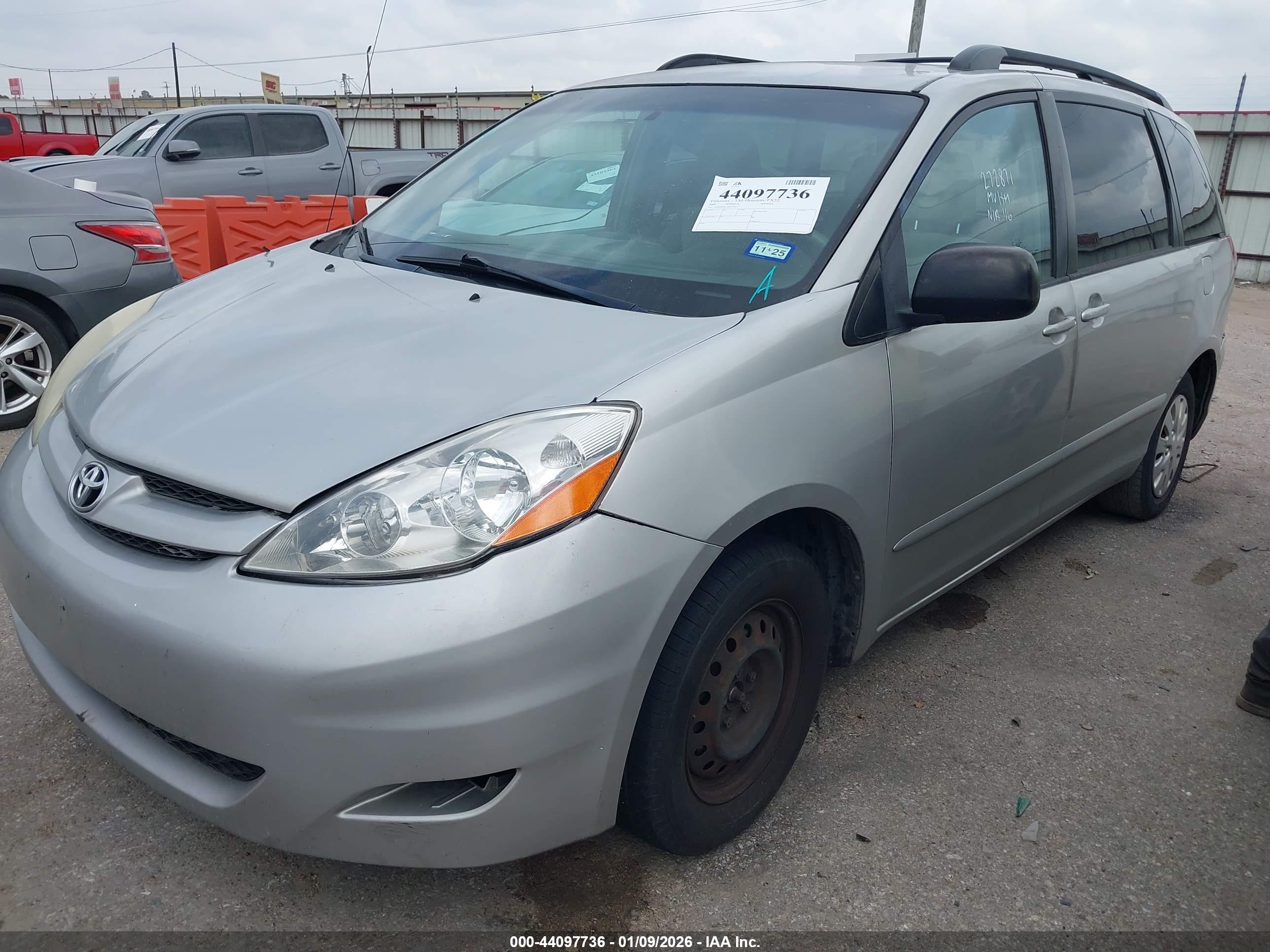 TOYOTA SIENNA image 2