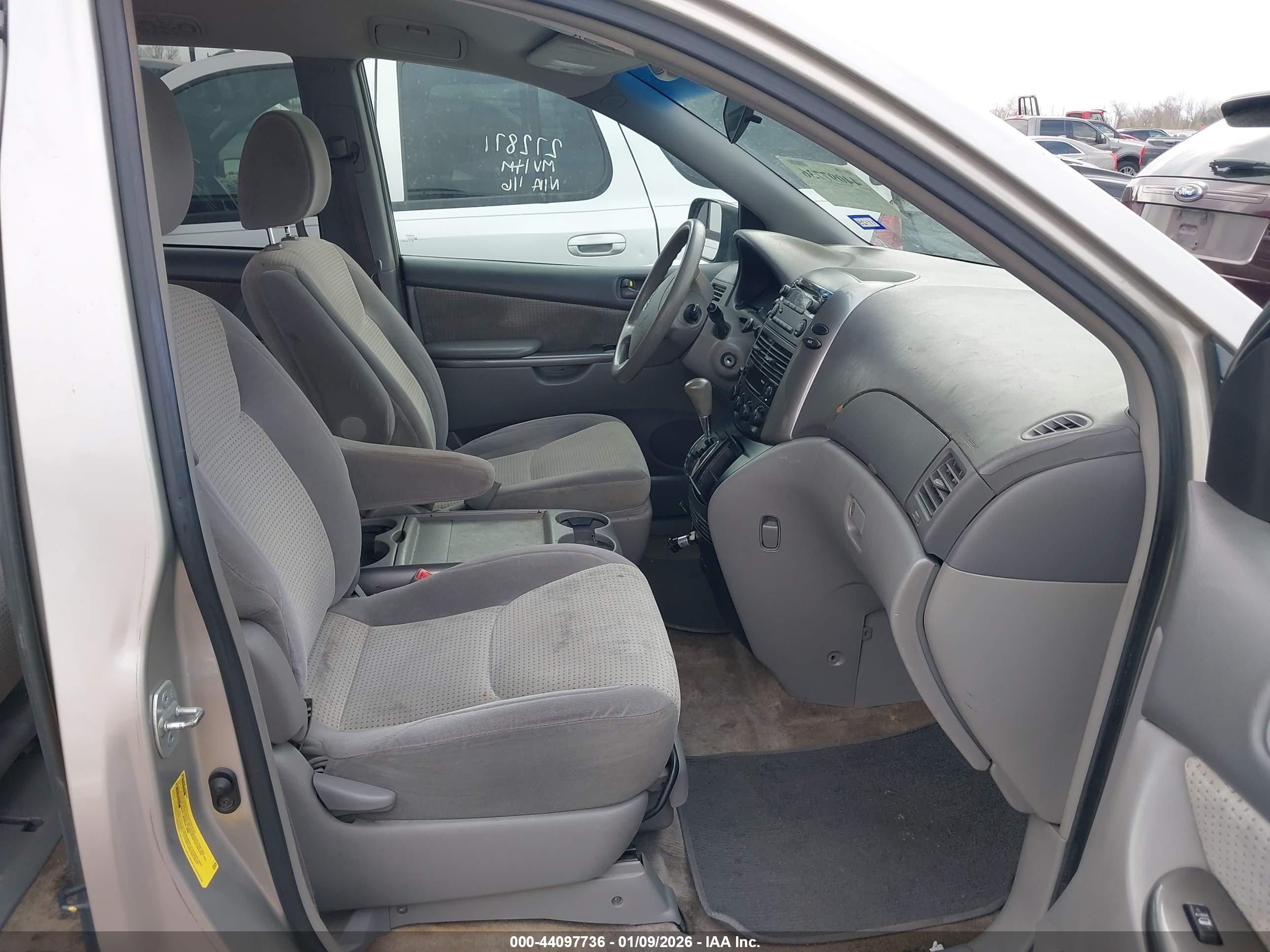TOYOTA SIENNA image 5