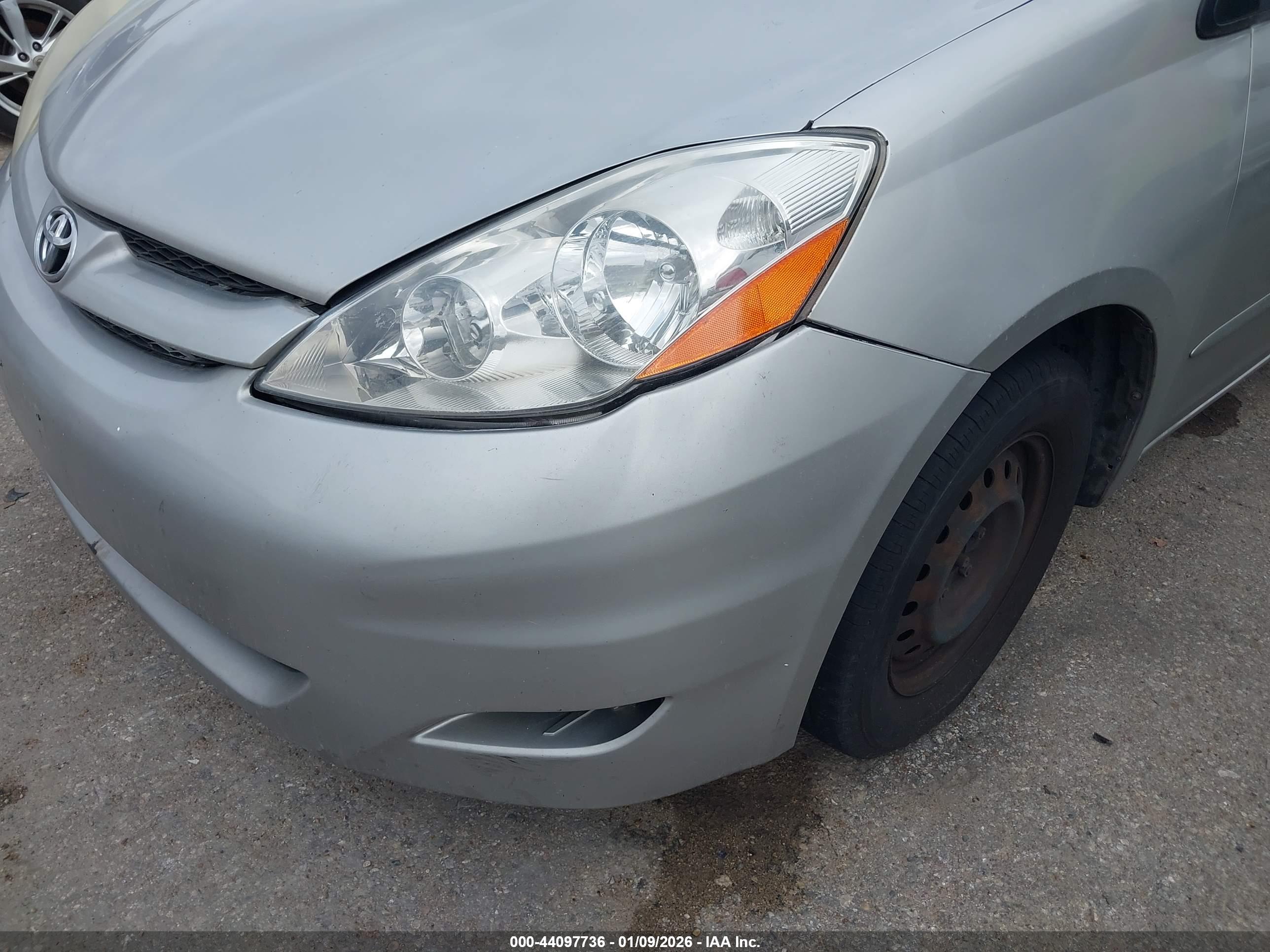 TOYOTA SIENNA image 6