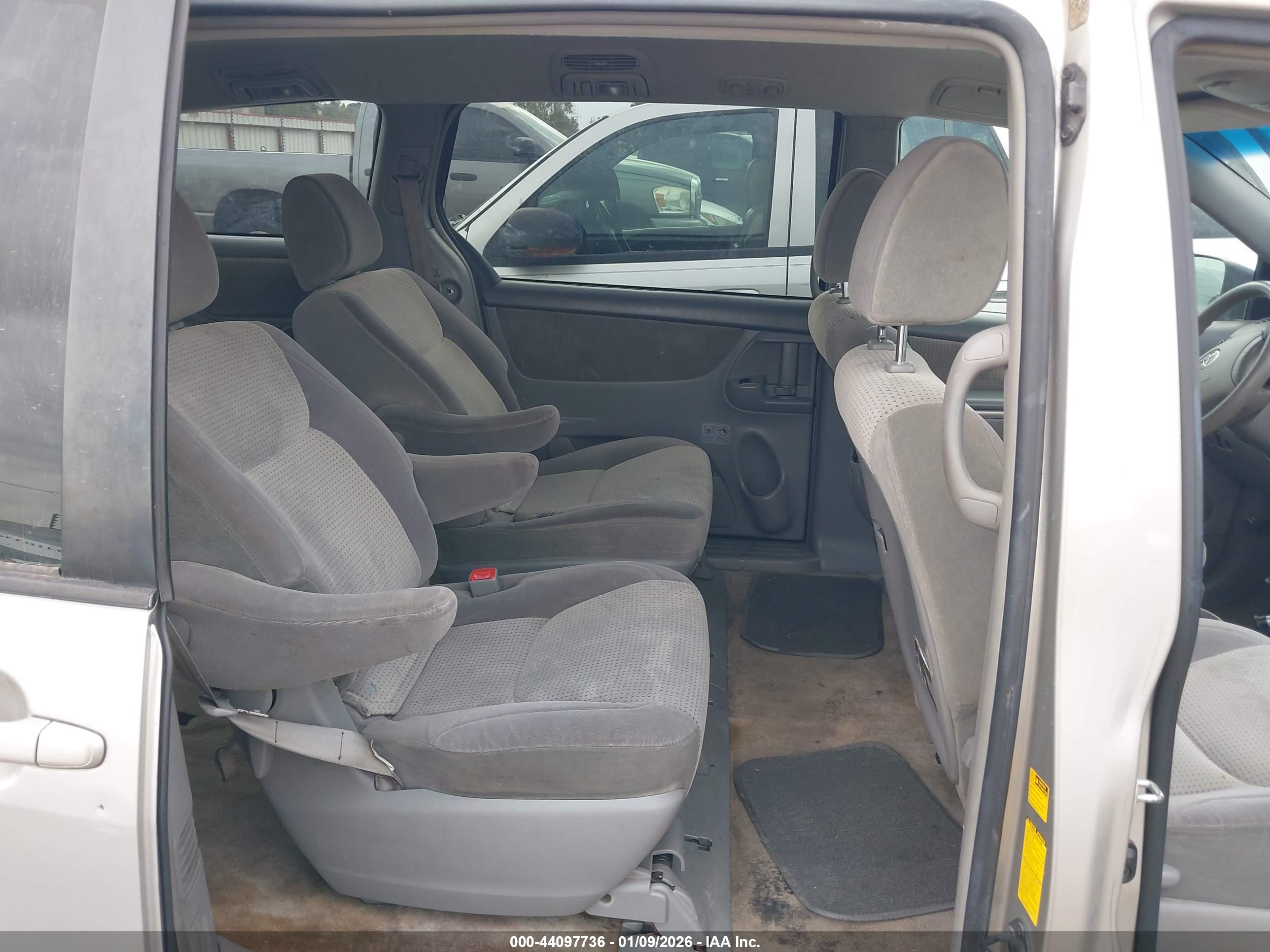 TOYOTA SIENNA image 8