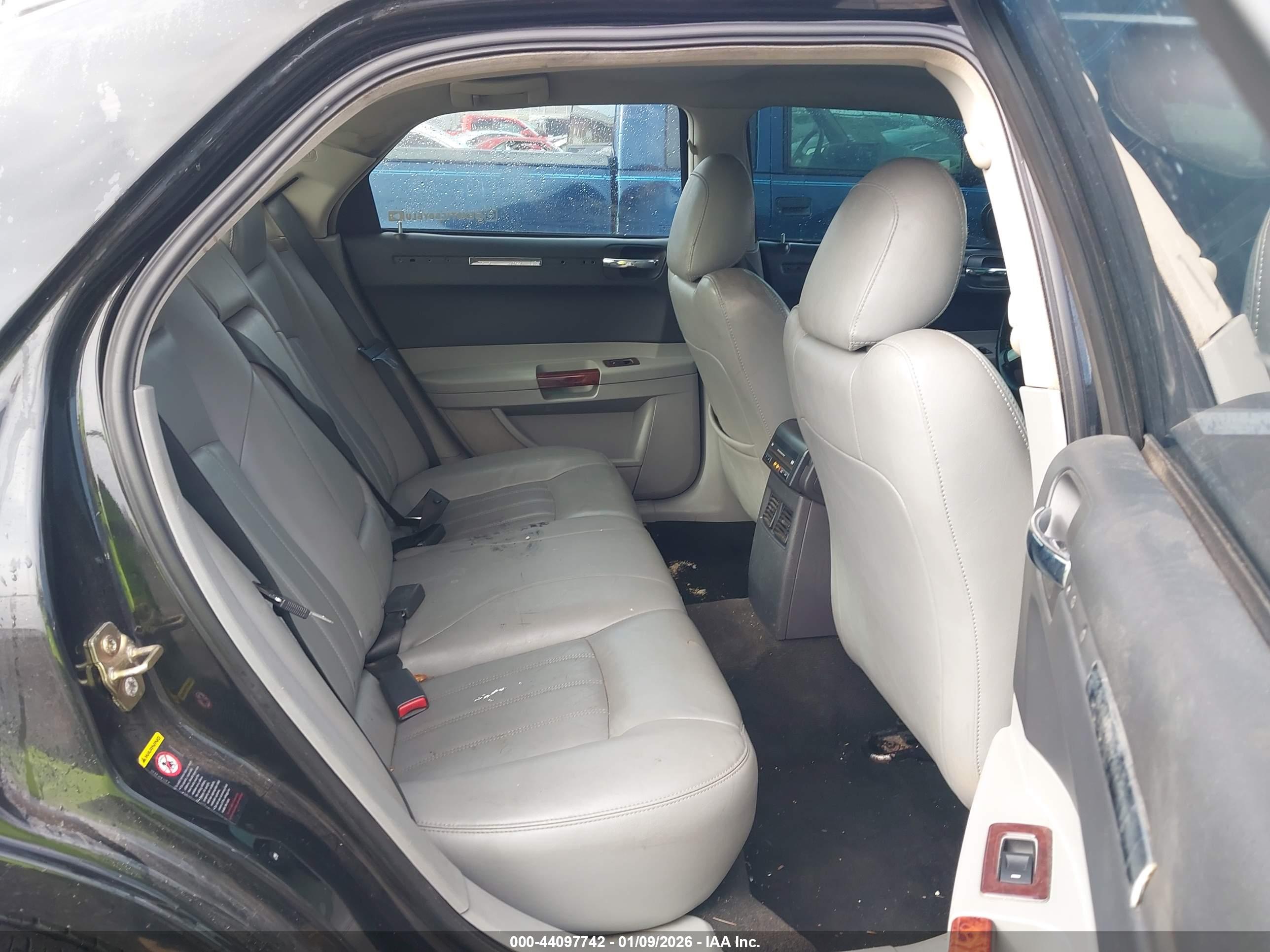 CHRYSLER 300C image 8