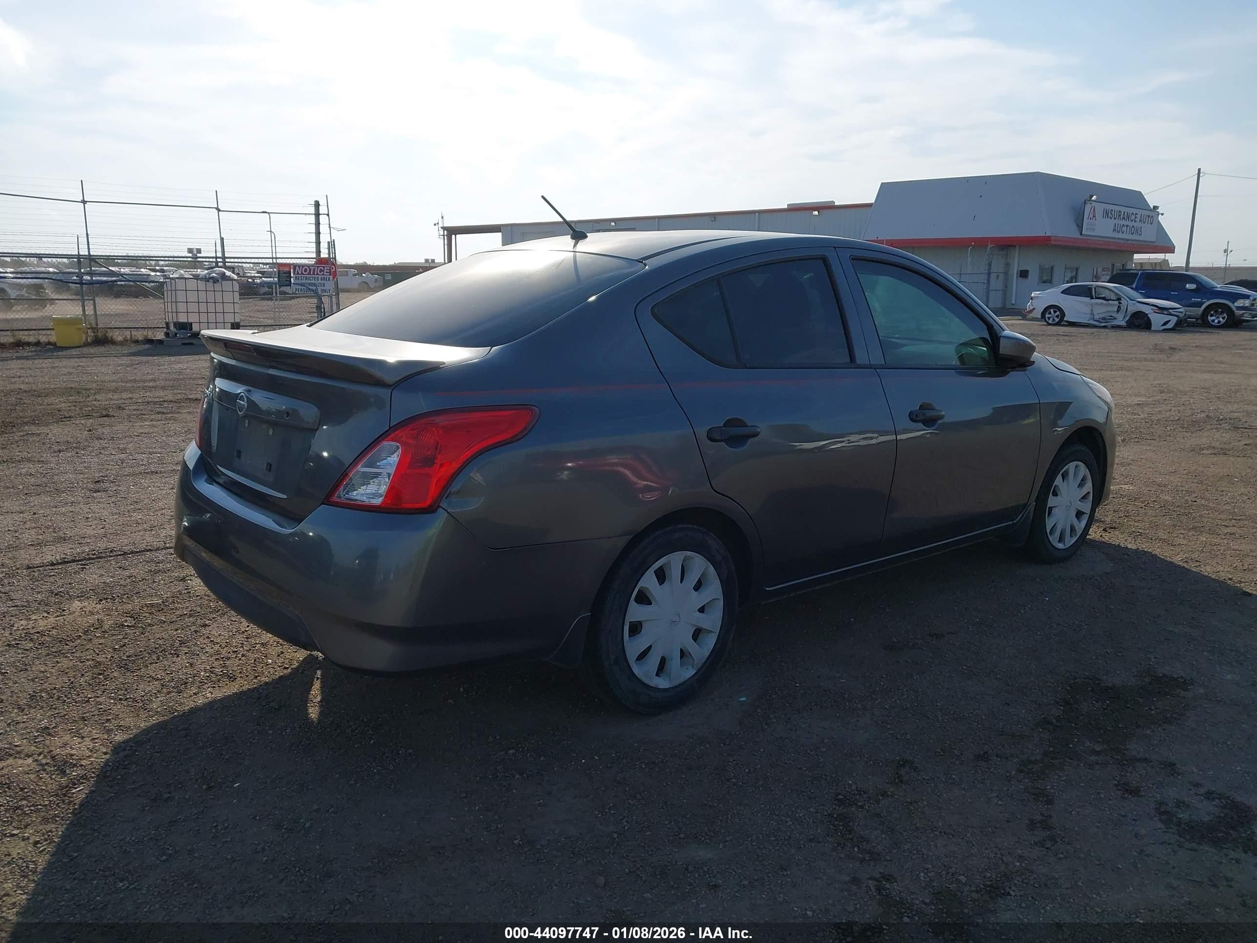 NISSAN VERSA image 4