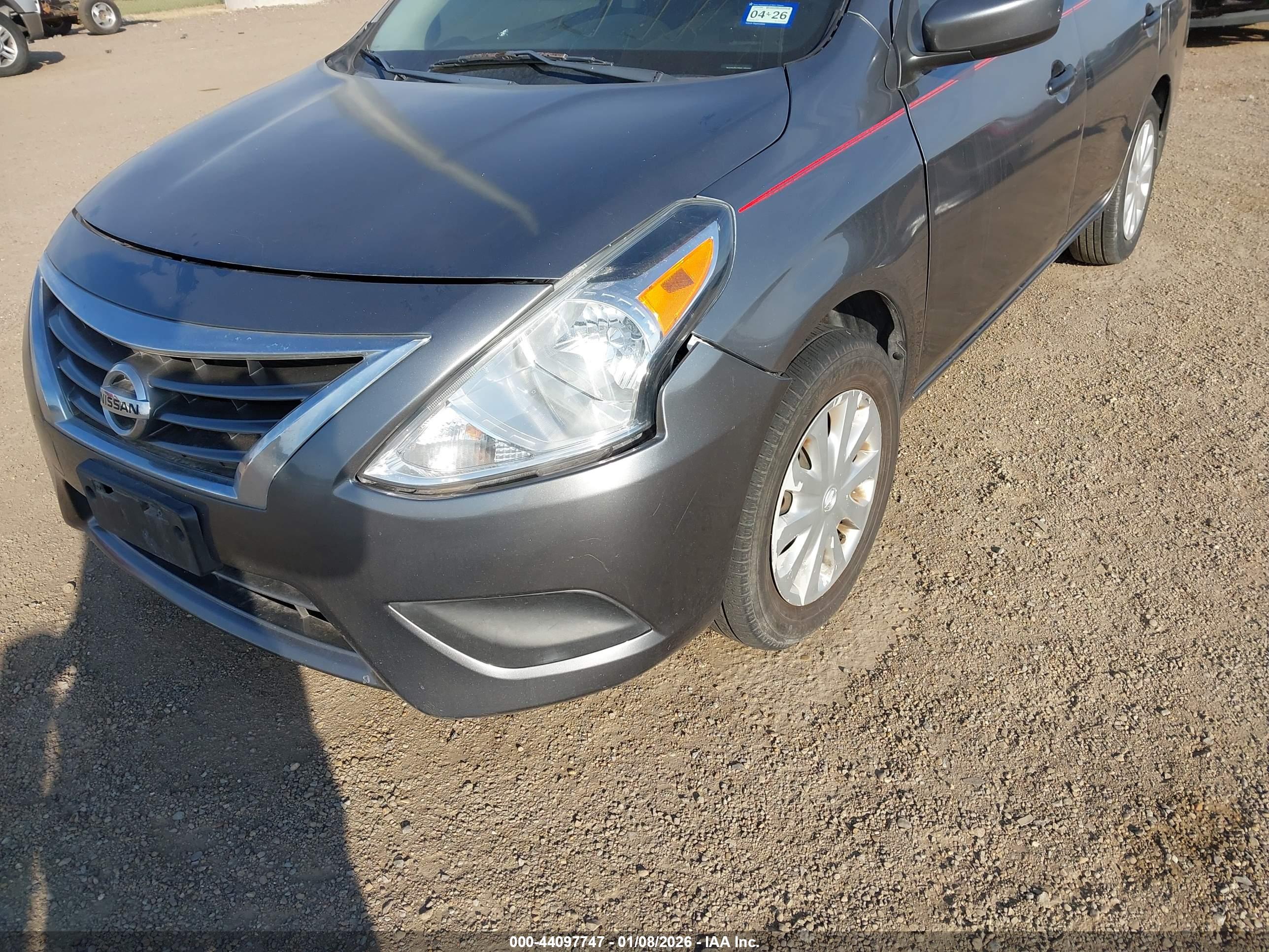 NISSAN VERSA image 6