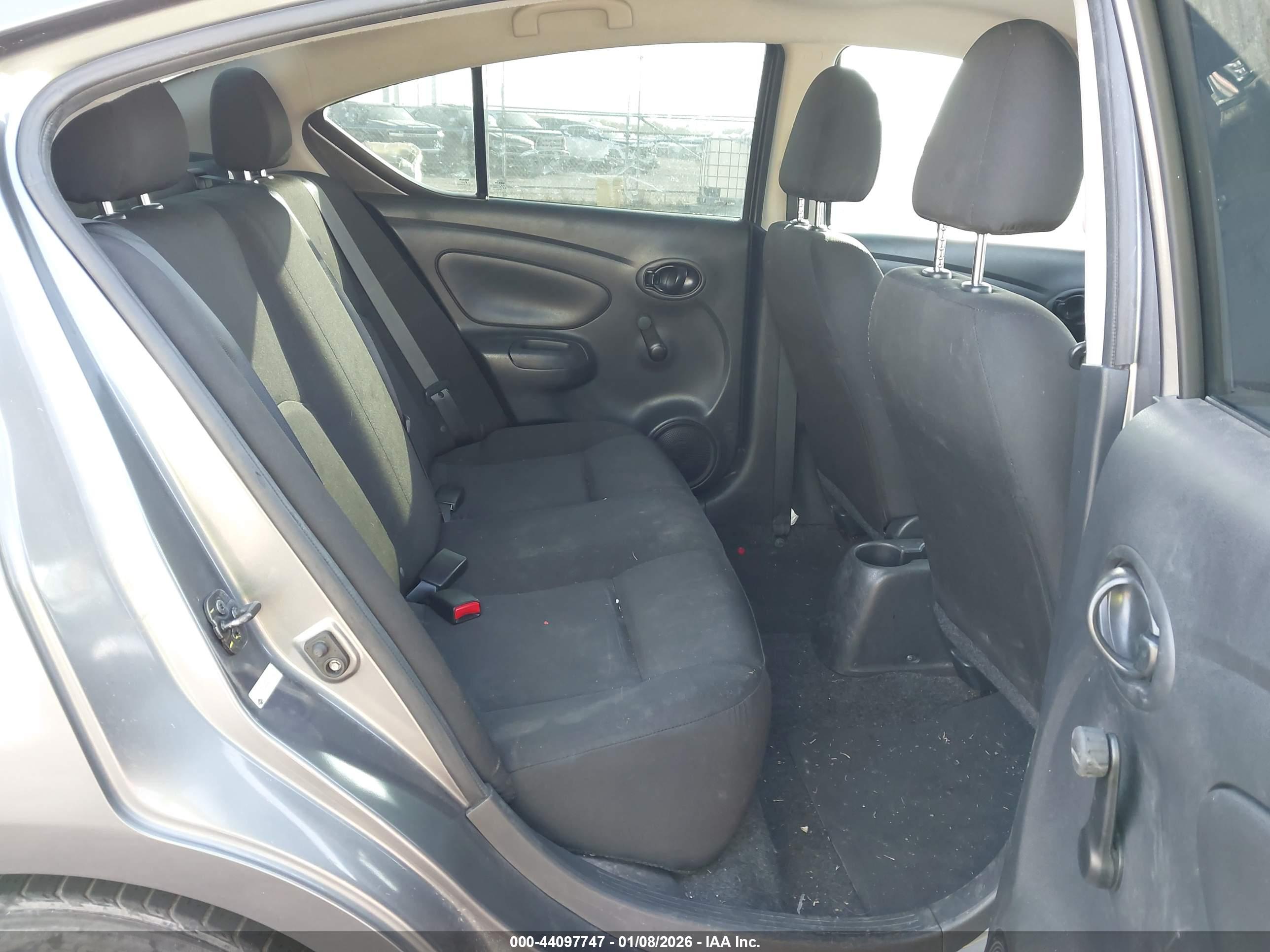 NISSAN VERSA image 8