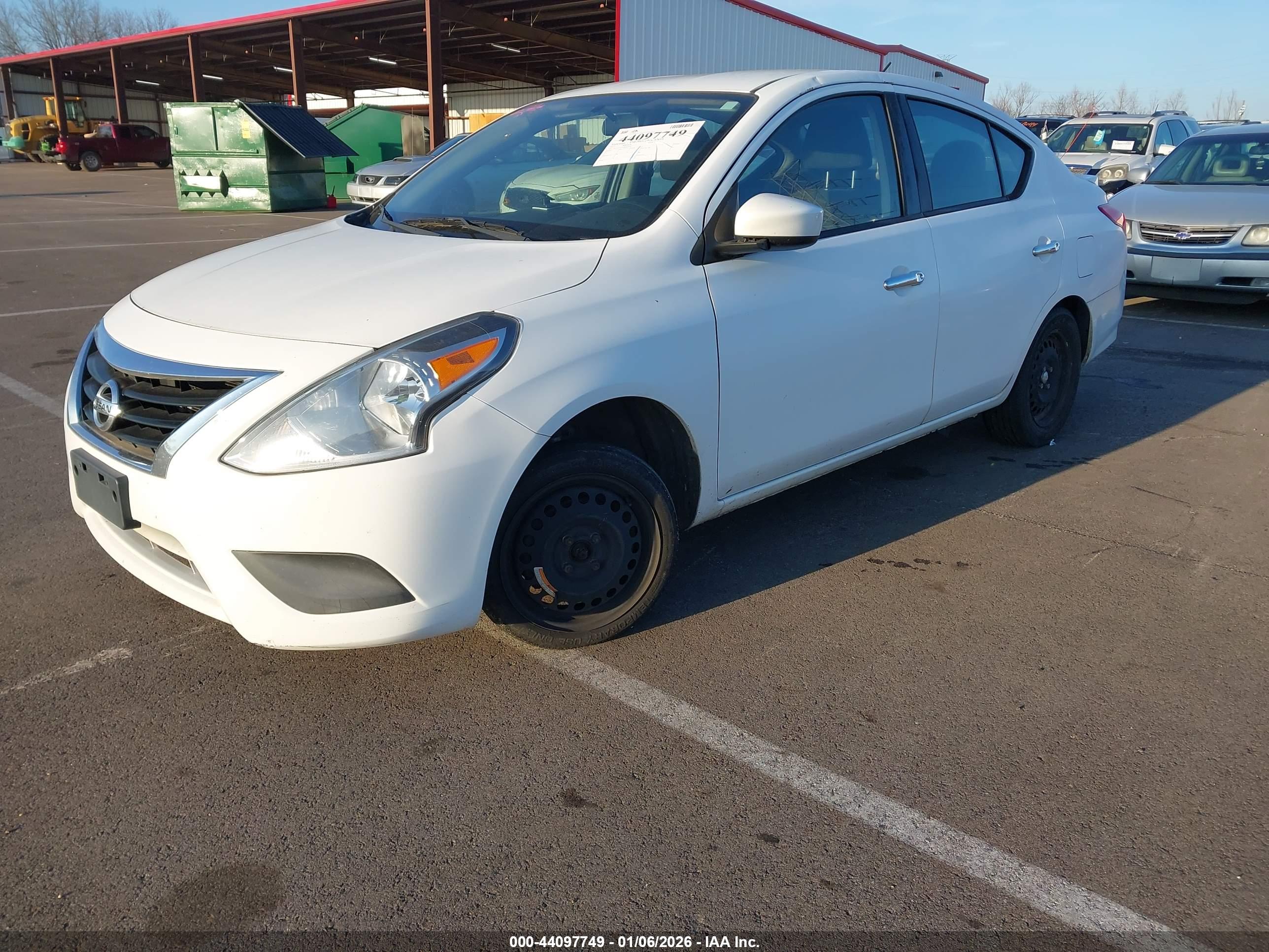 NISSAN VERSA image 2