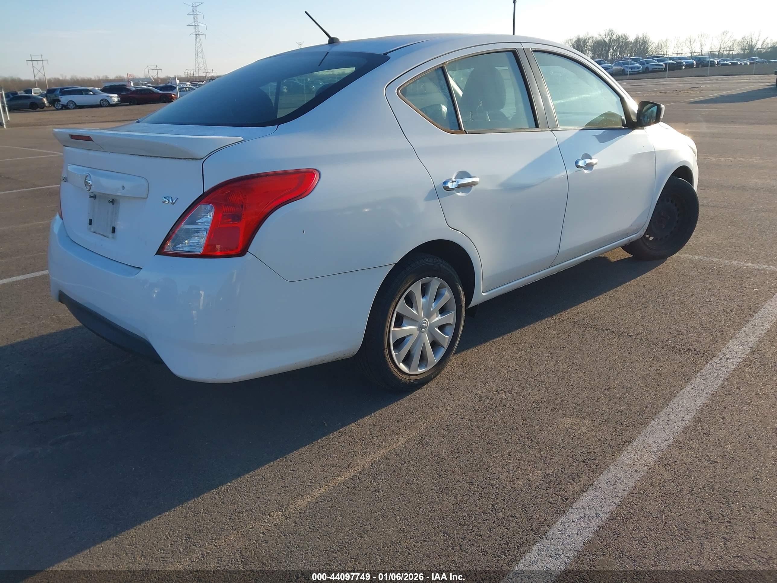 NISSAN VERSA image 4