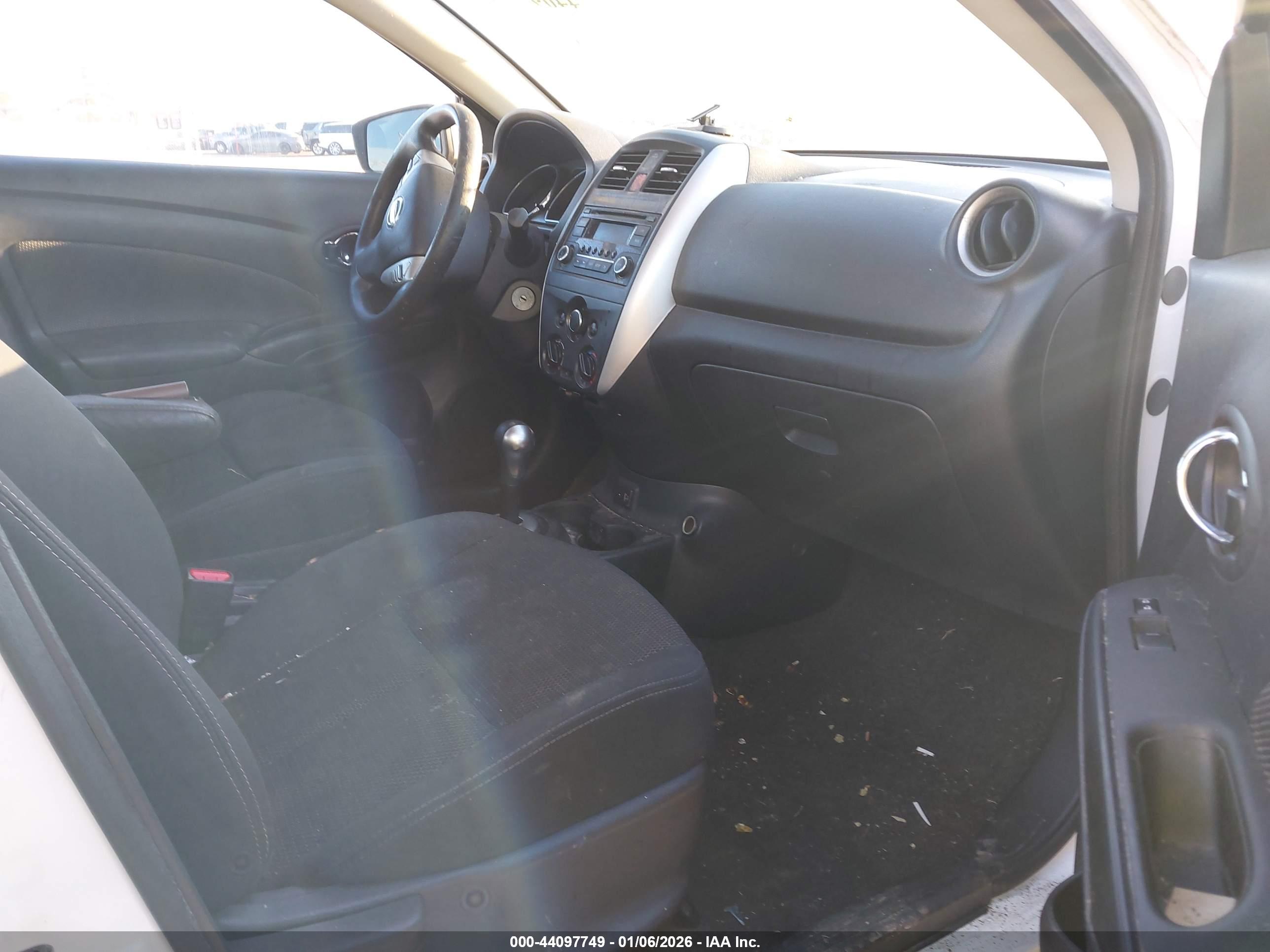 NISSAN VERSA image 5