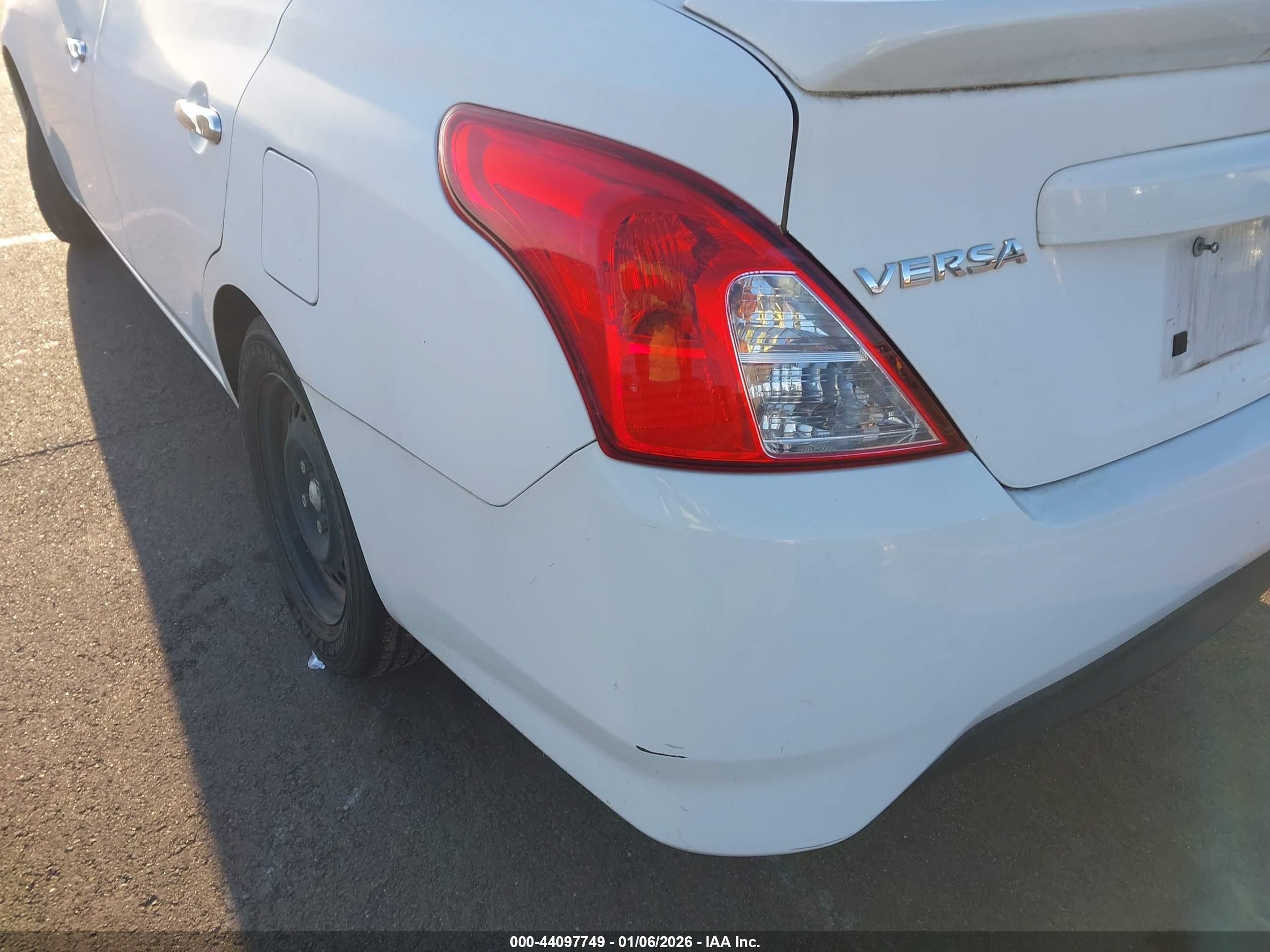 NISSAN VERSA image 6