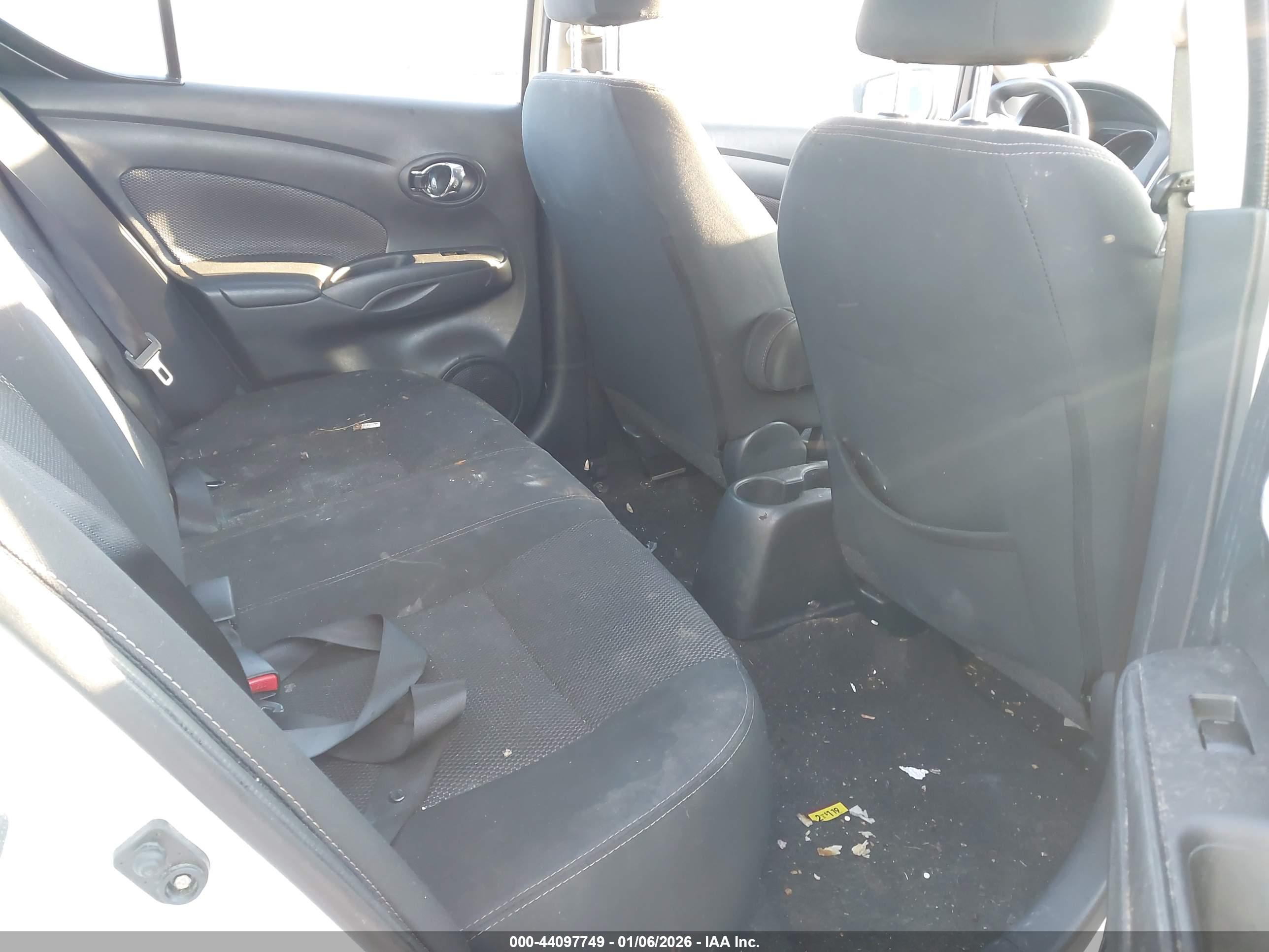 NISSAN VERSA image 8