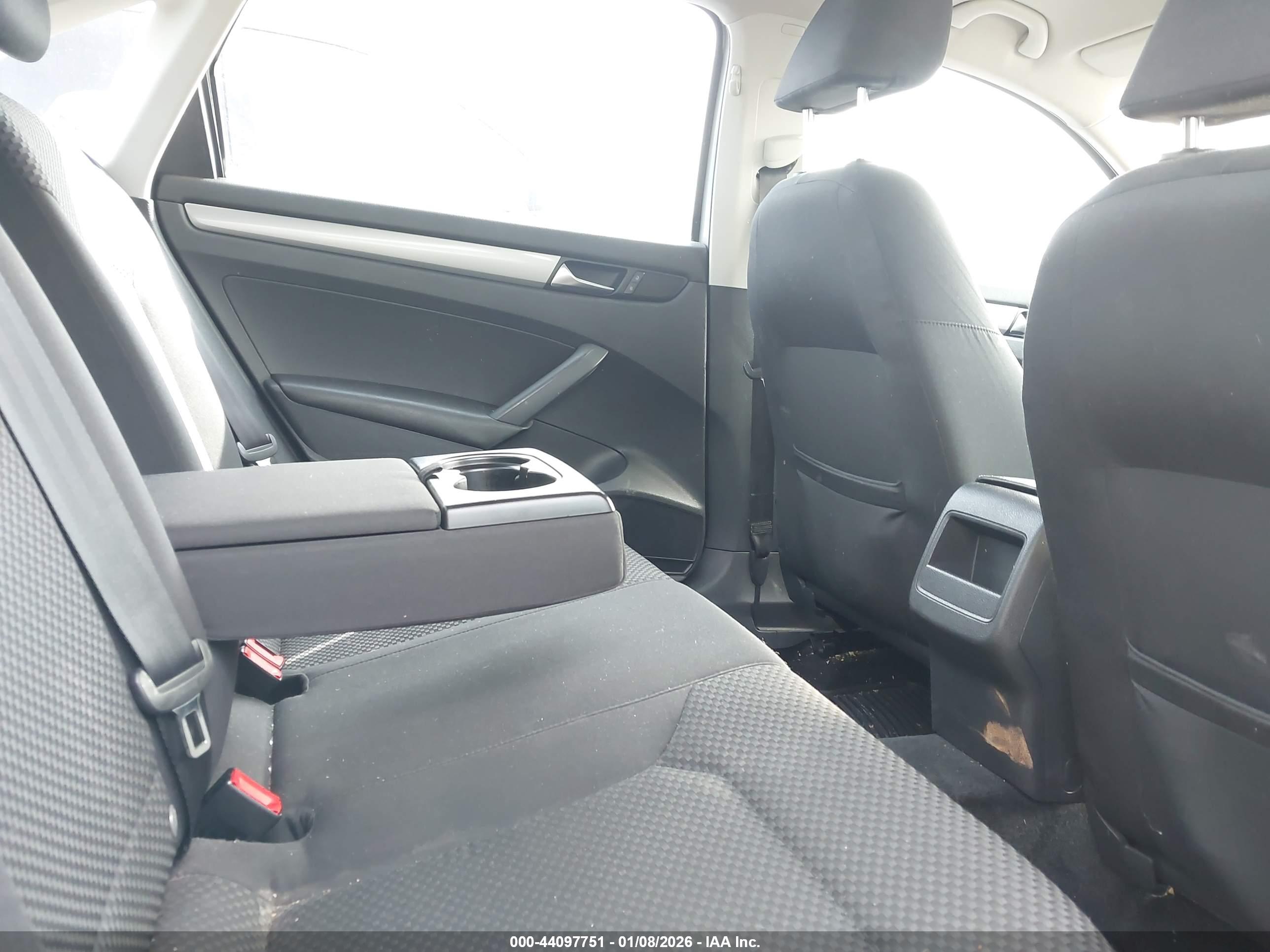 VOLKSWAGEN PASSAT image 8