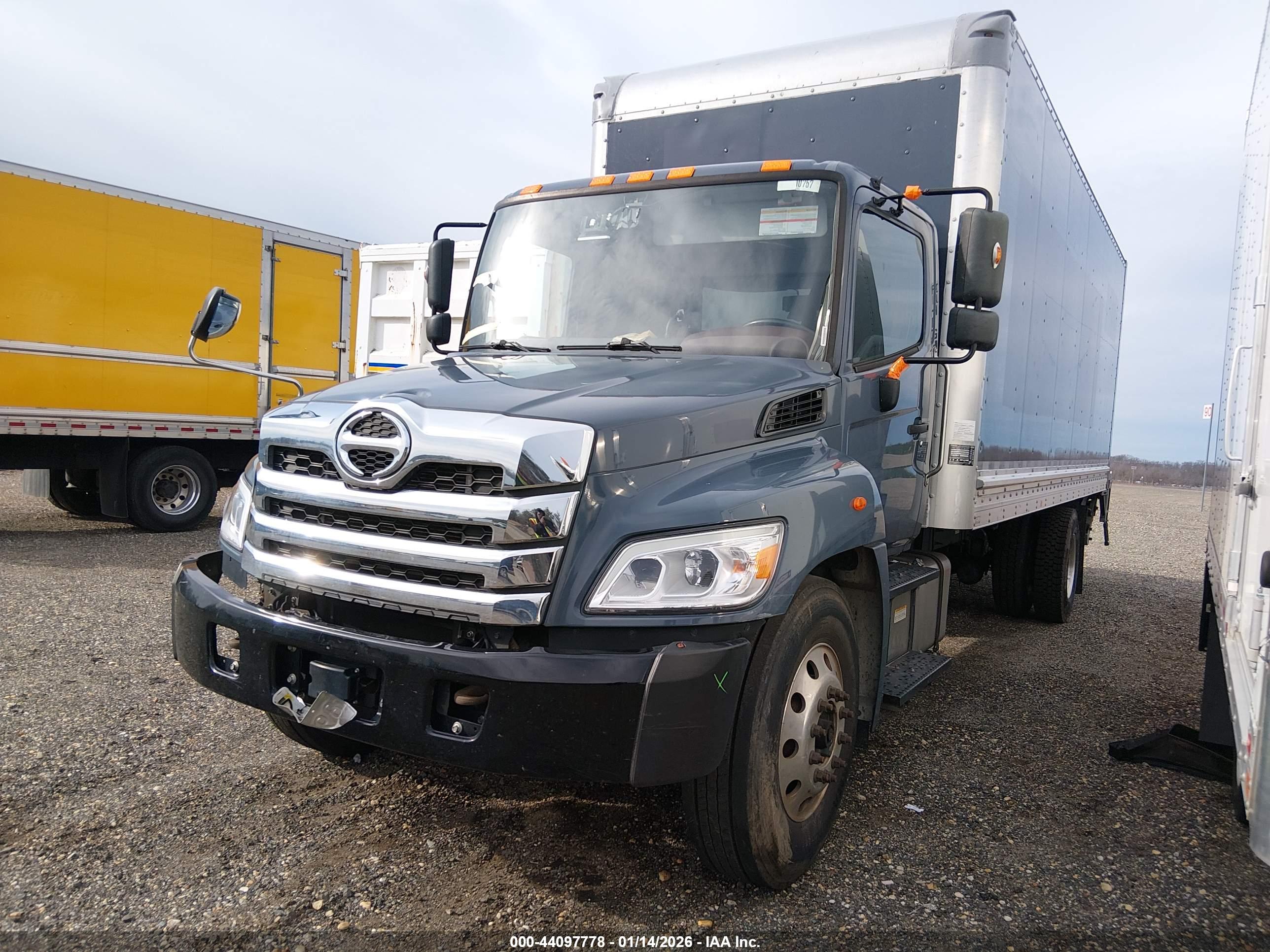 HINO 238/258/268 image 2