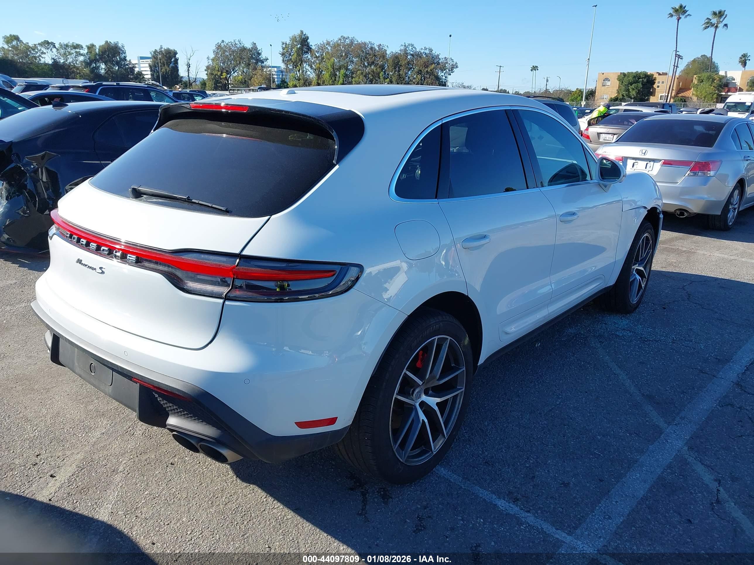 PORSCHE MACAN image 4