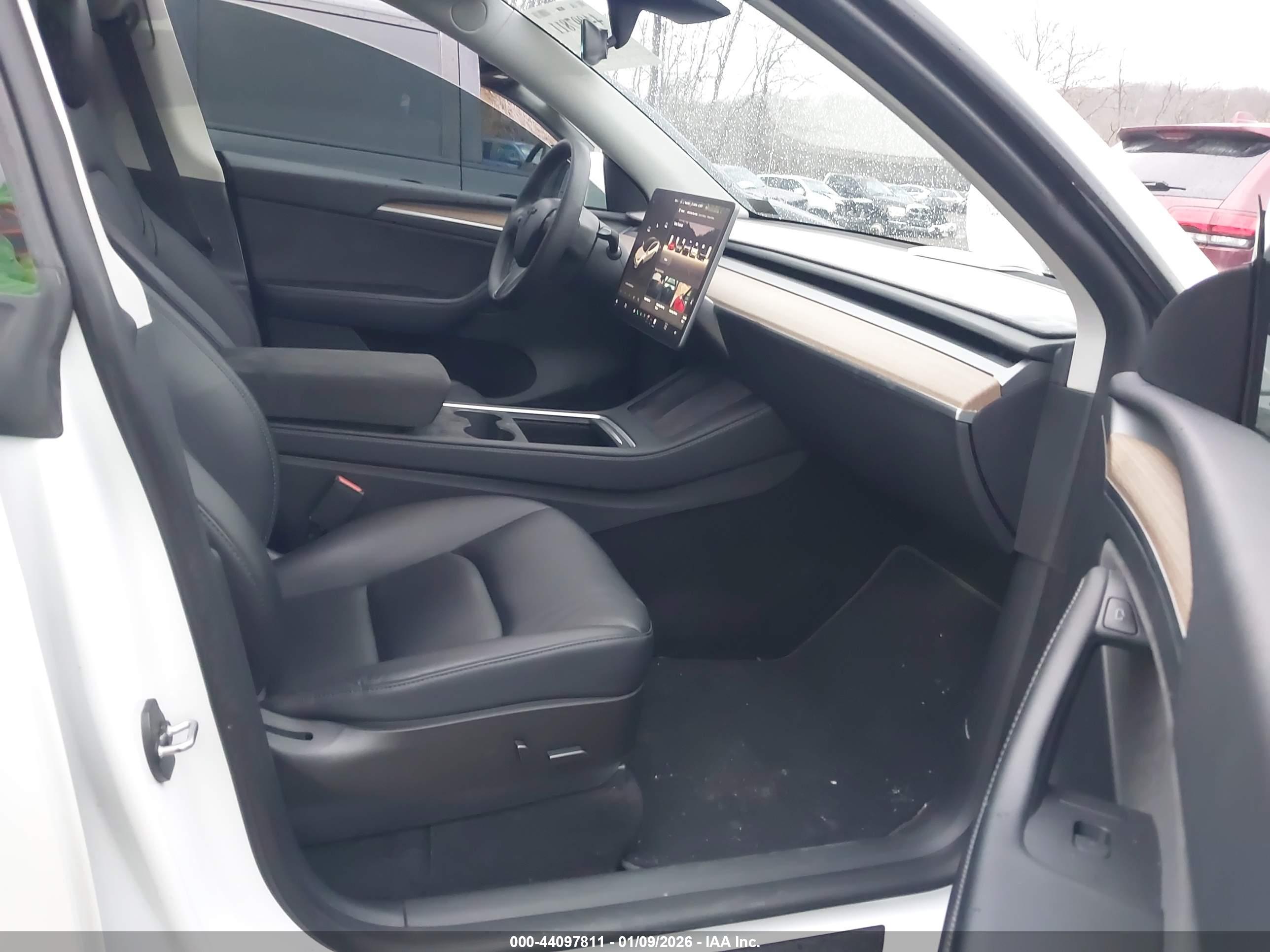 TESLA MODEL image 5