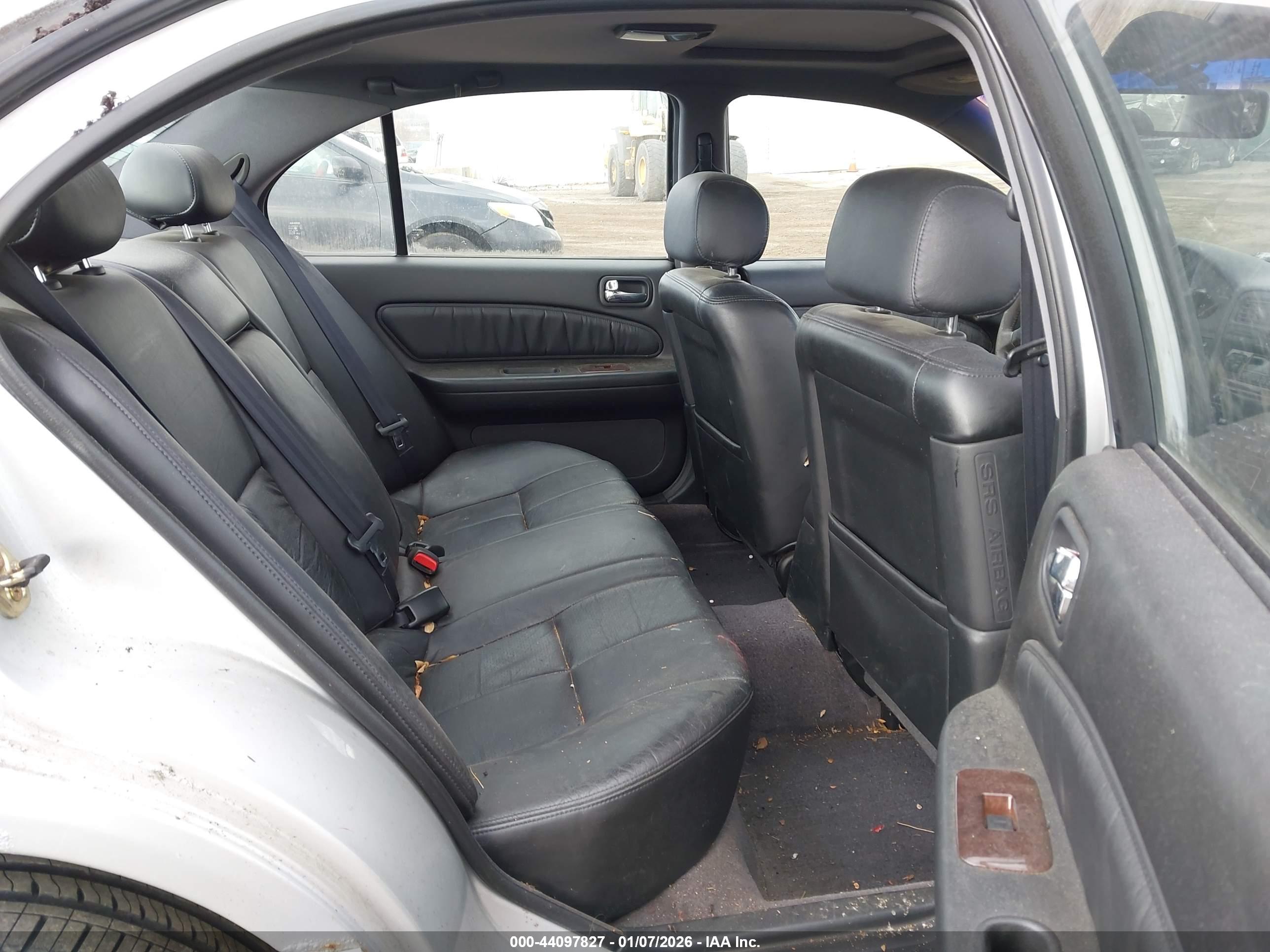 INFINITI I30 image 8