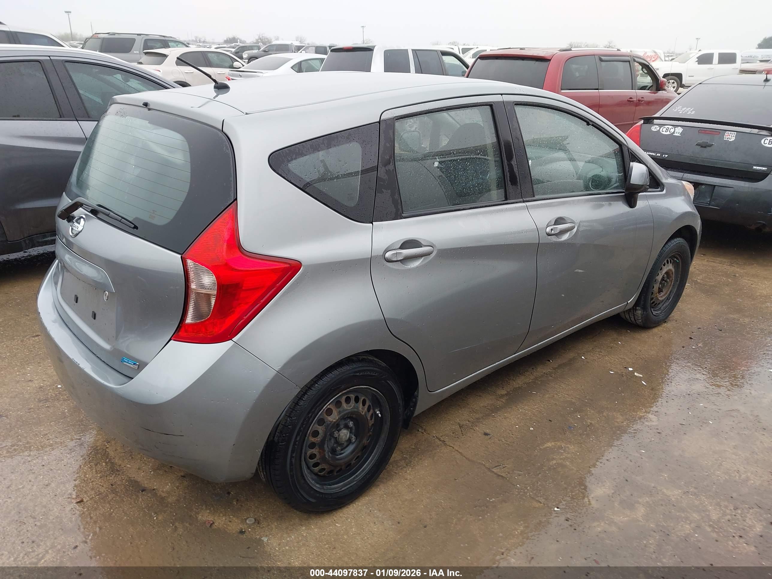 NISSAN VERSA image 4