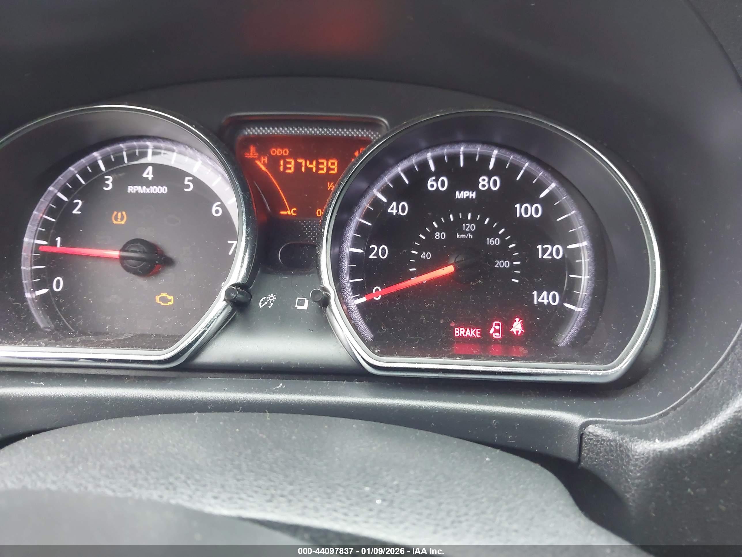 NISSAN VERSA image 7