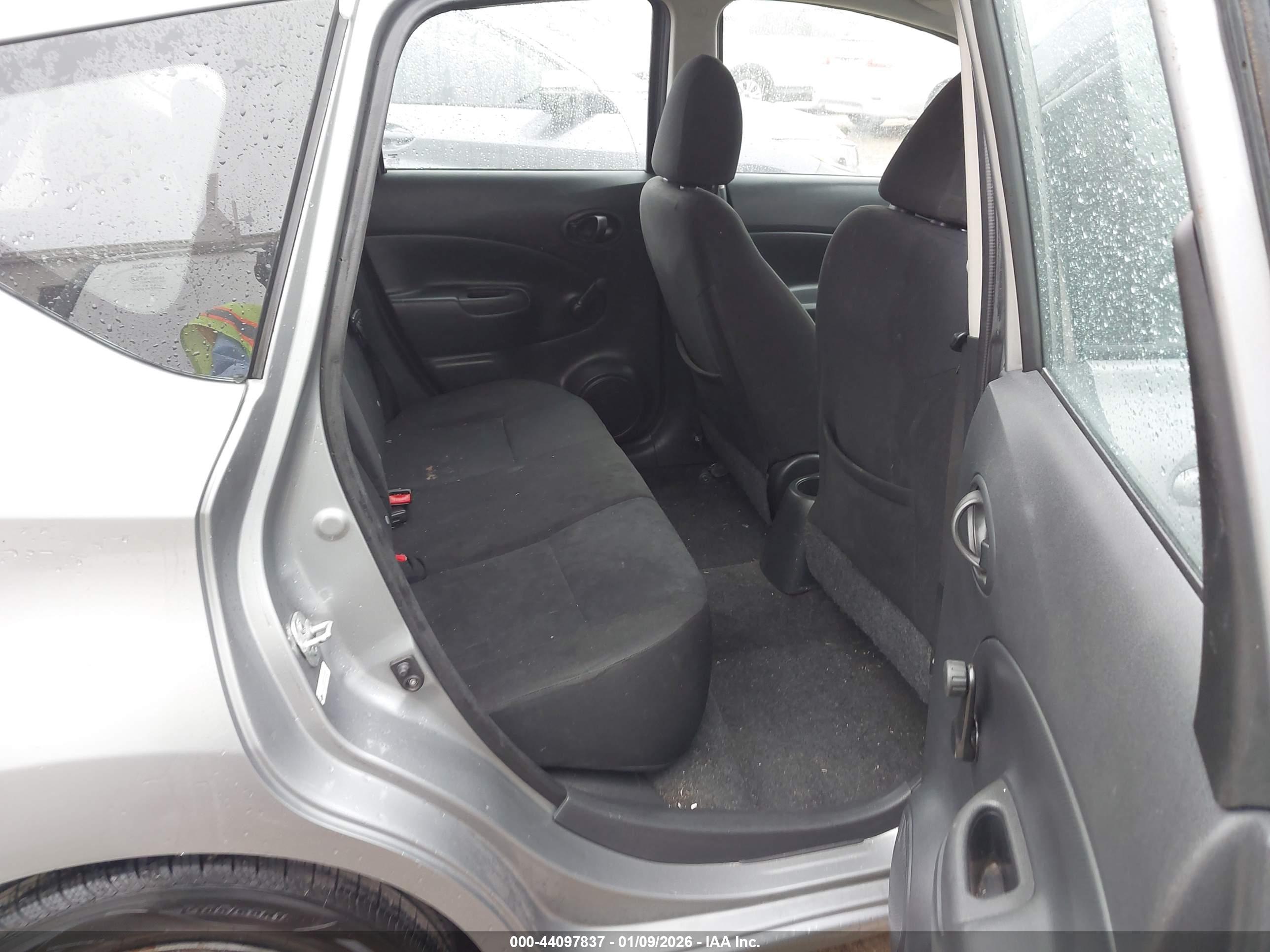 NISSAN VERSA image 8