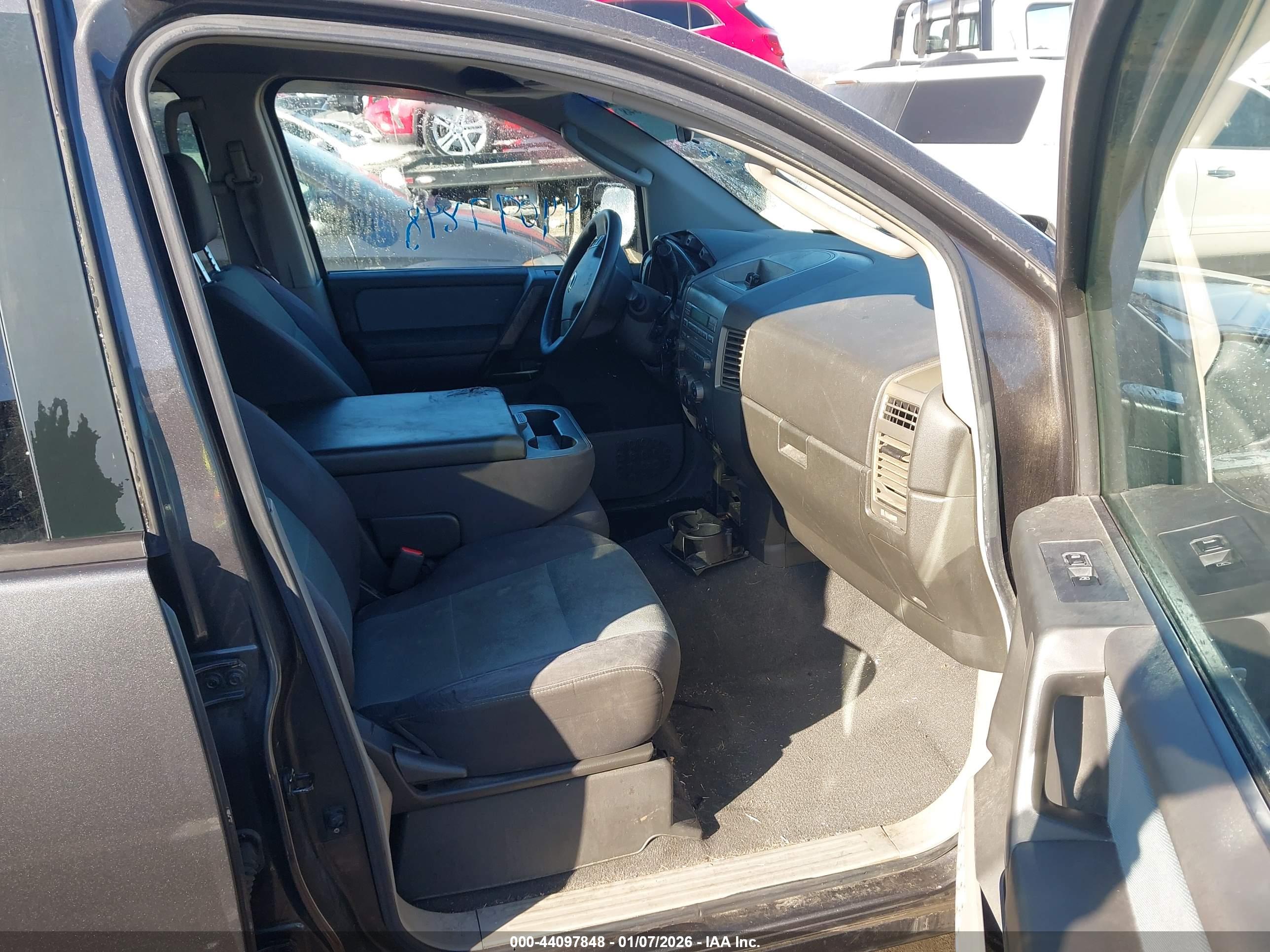NISSAN TITAN image 5