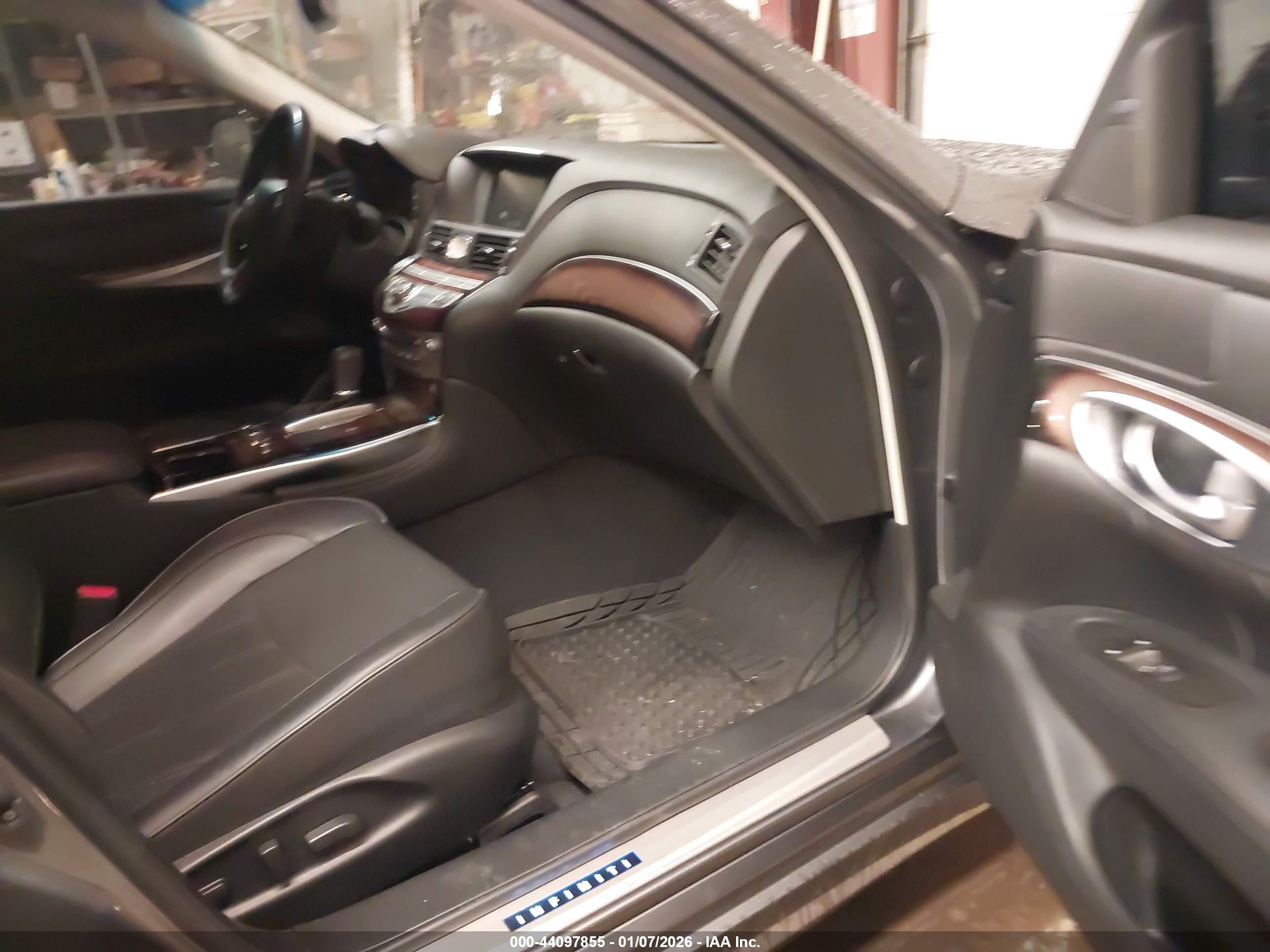 INFINITI Q70L image 5