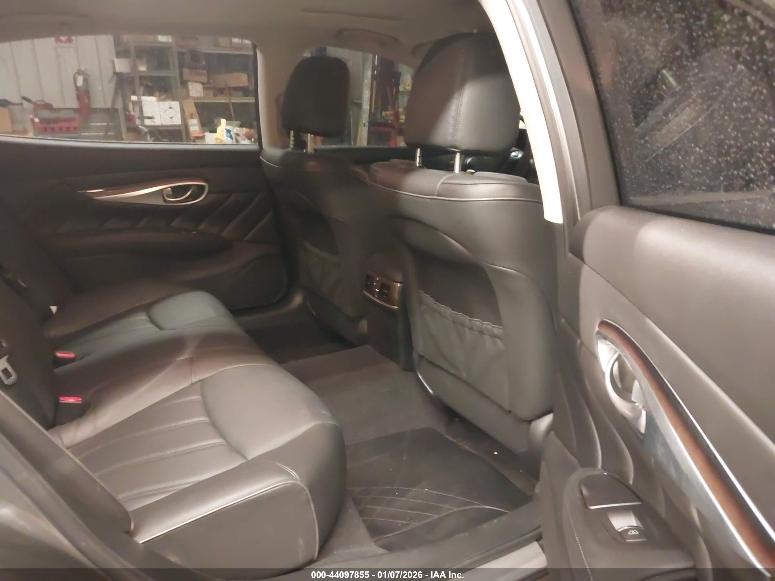 INFINITI Q70L image 8