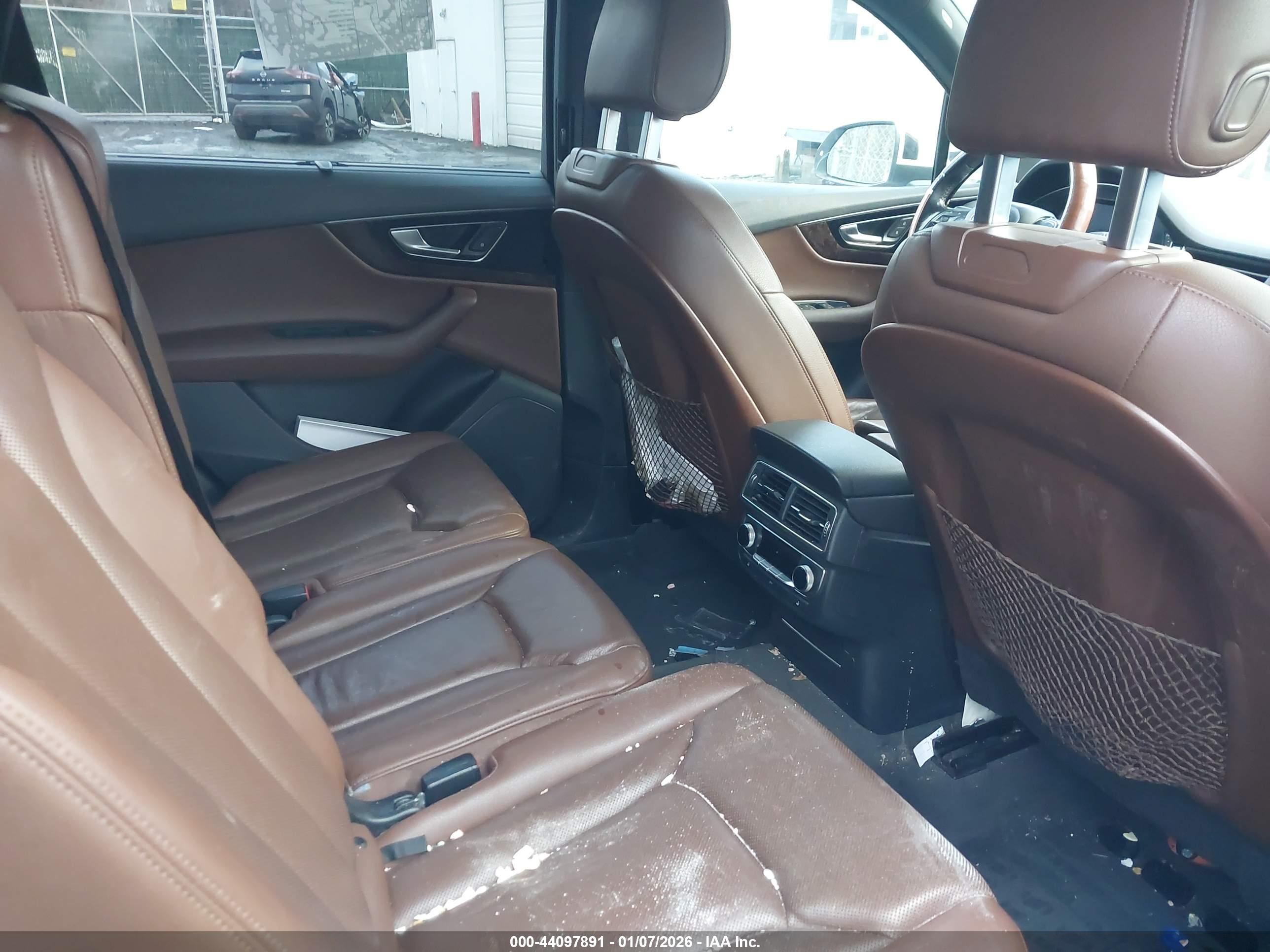 AUDI Q7 image 8