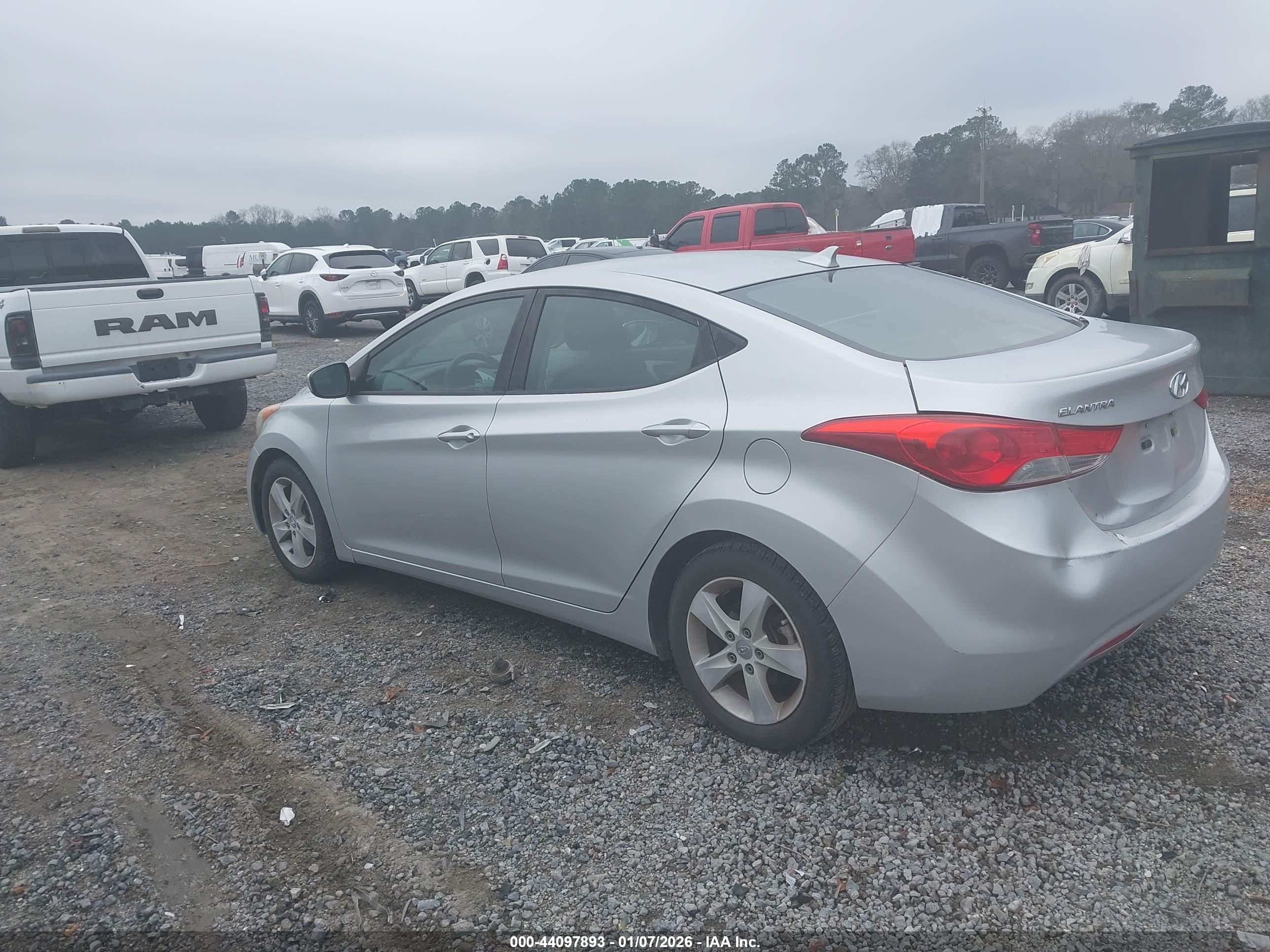 HYUNDAI ELANTRA image 3