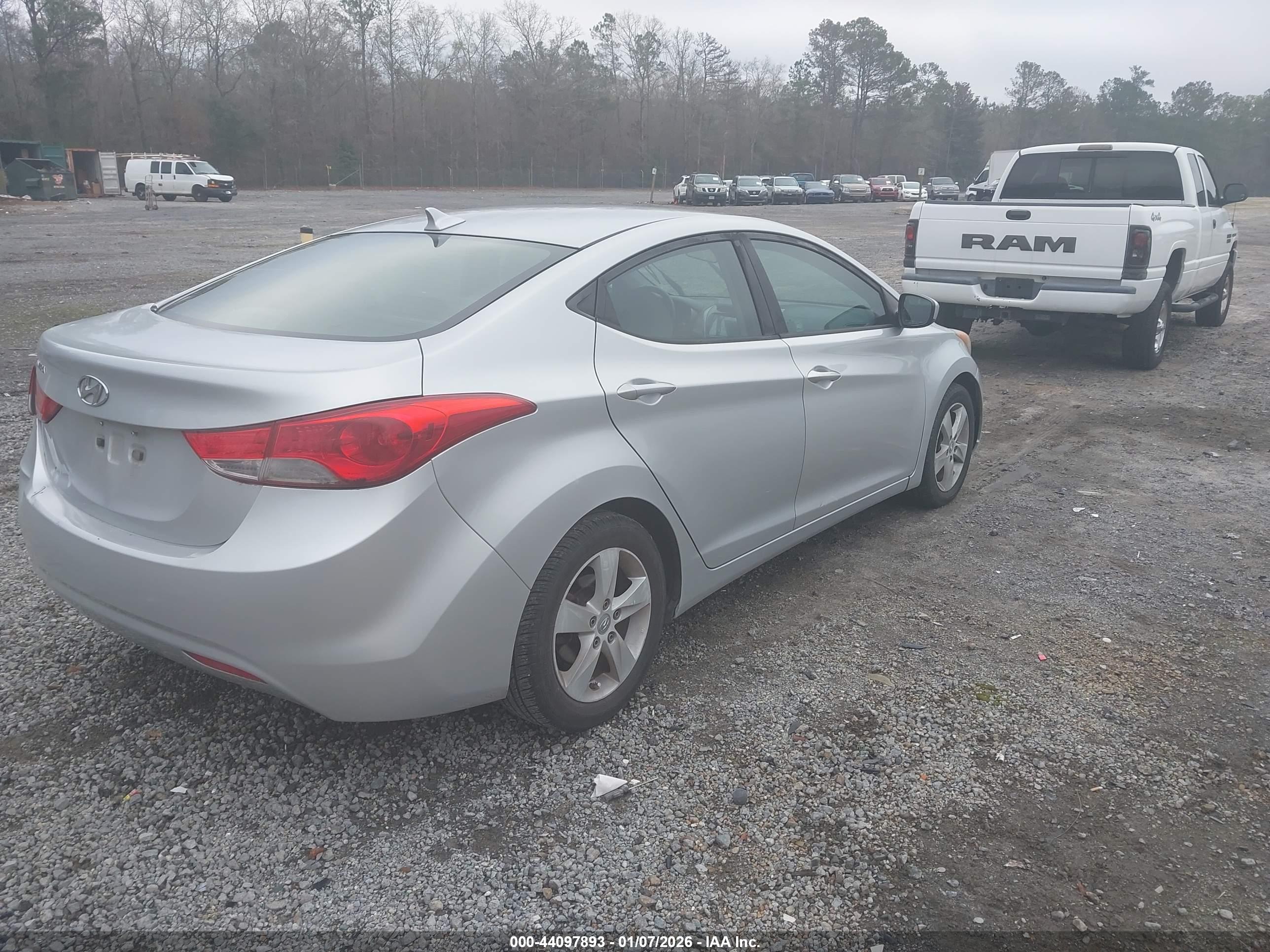HYUNDAI ELANTRA image 4