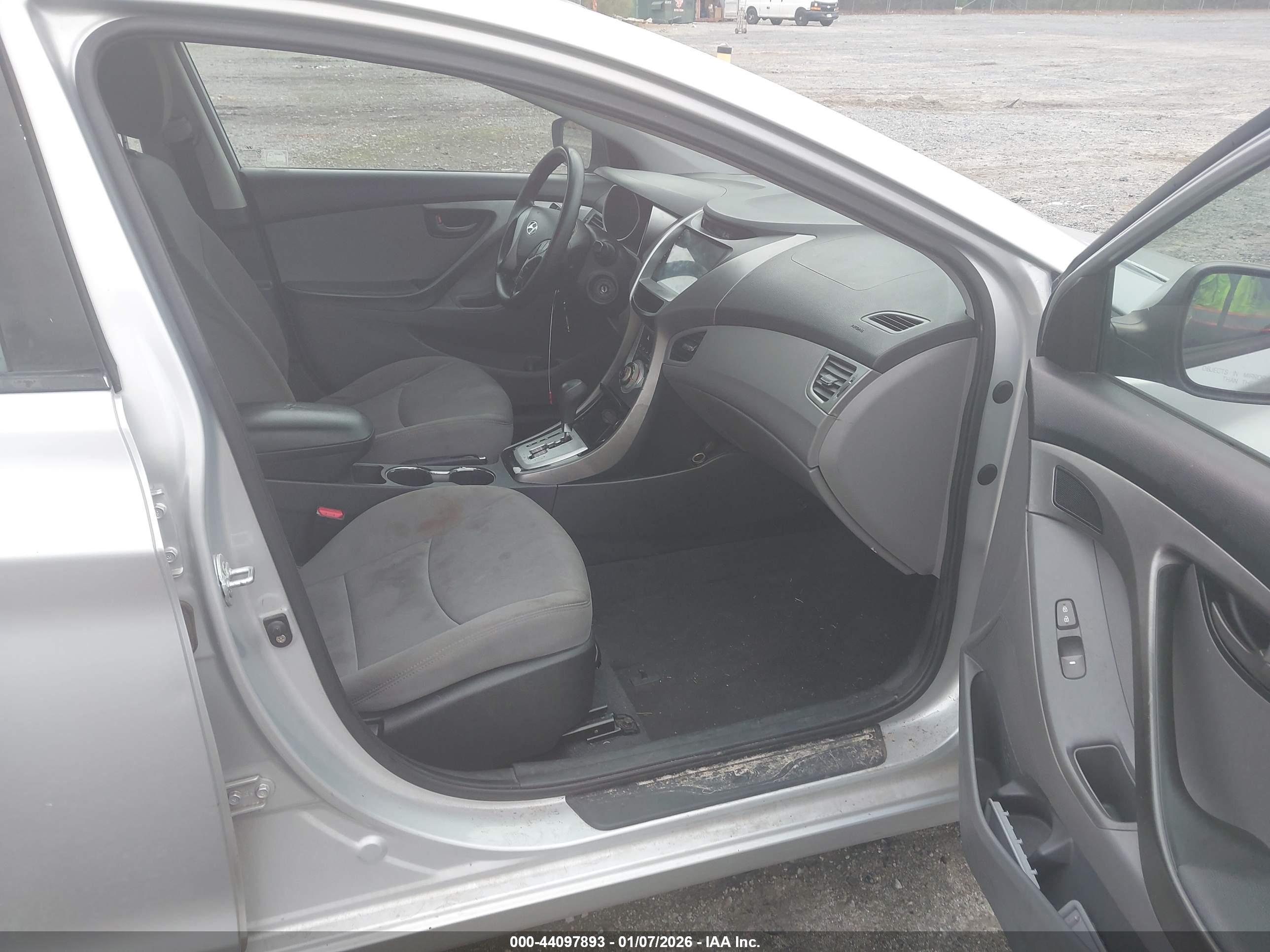 HYUNDAI ELANTRA image 5