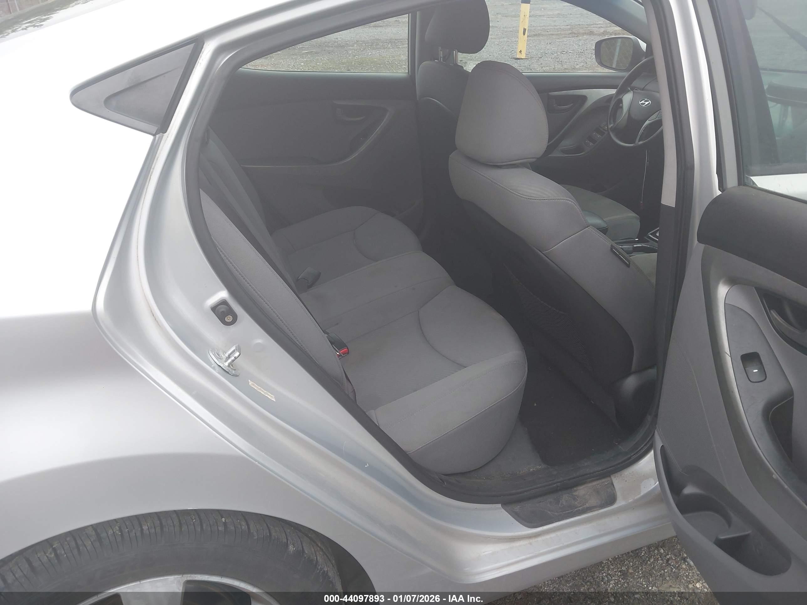 HYUNDAI ELANTRA image 8