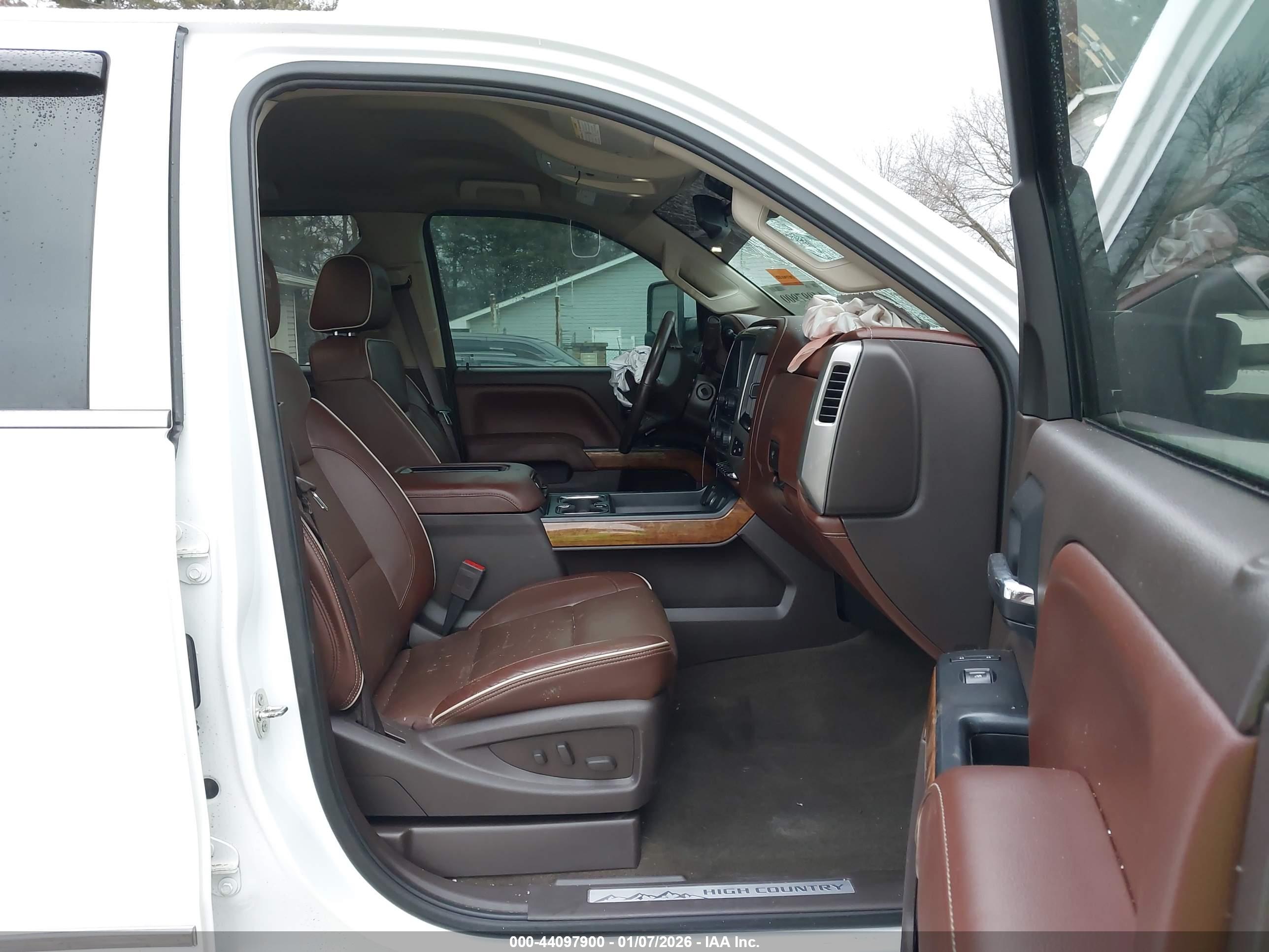 CHEVROLET SILVERADO image 5