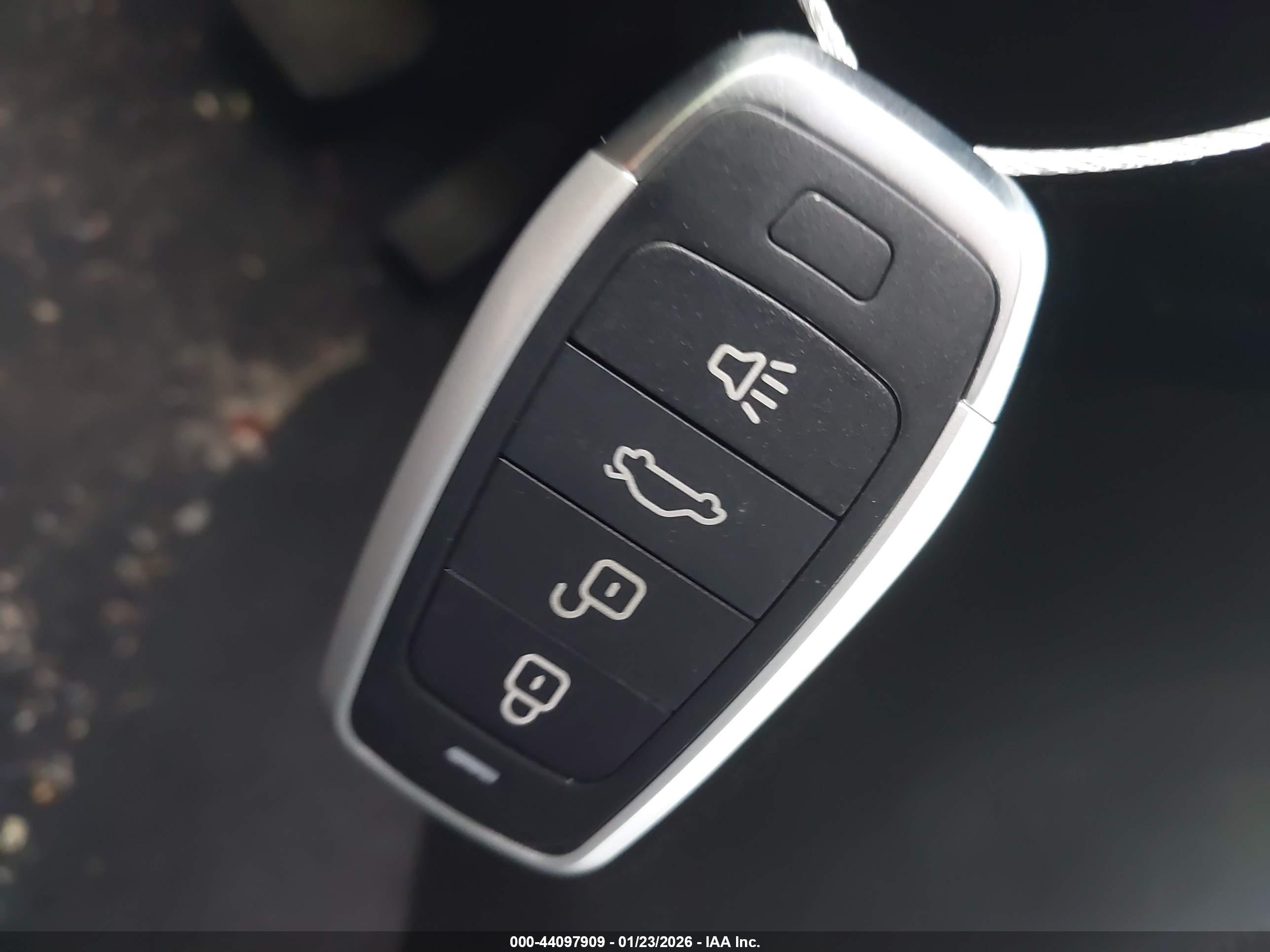 INFINITI QX80 image 11