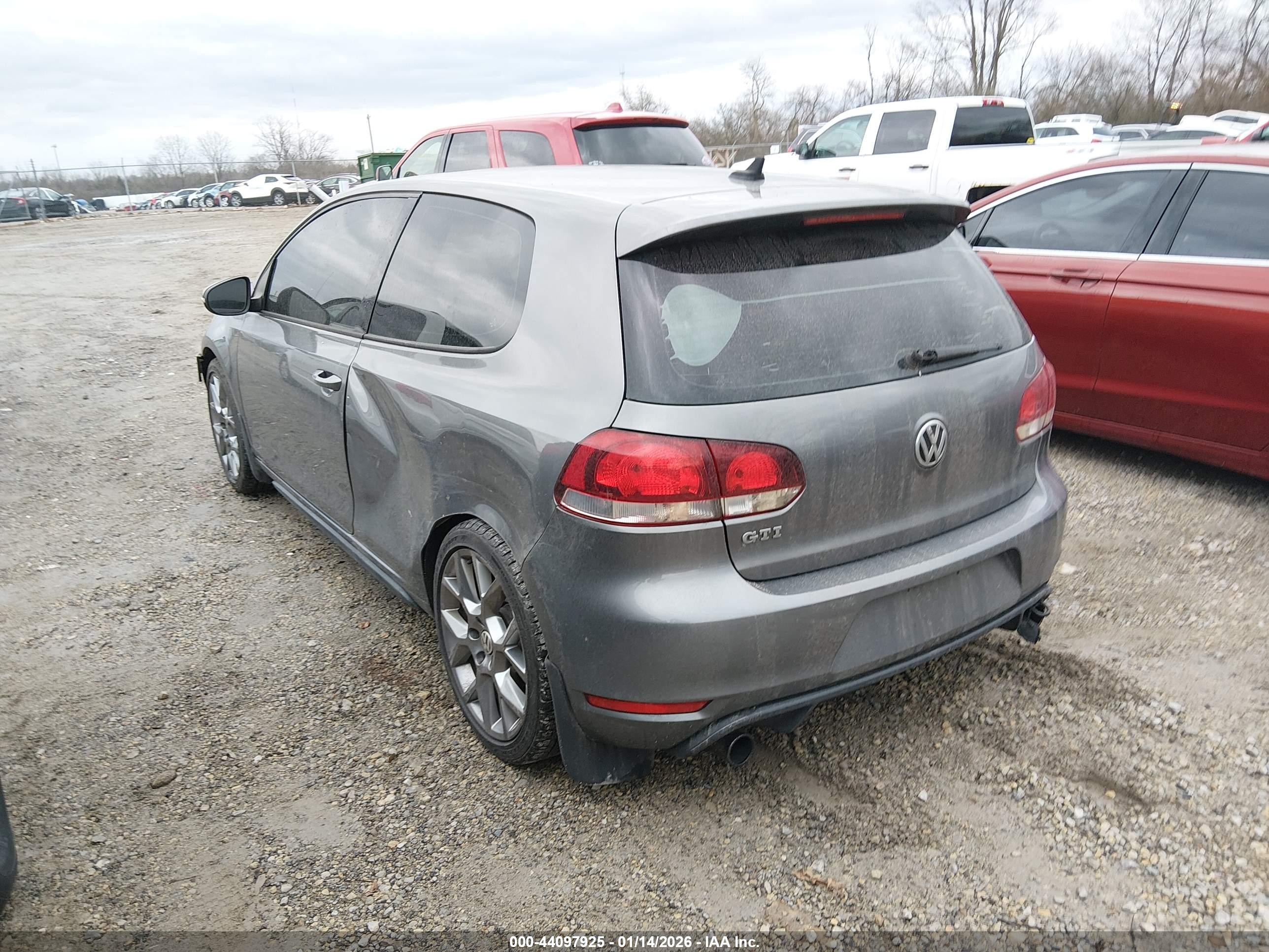 VOLKSWAGEN GTI image 3