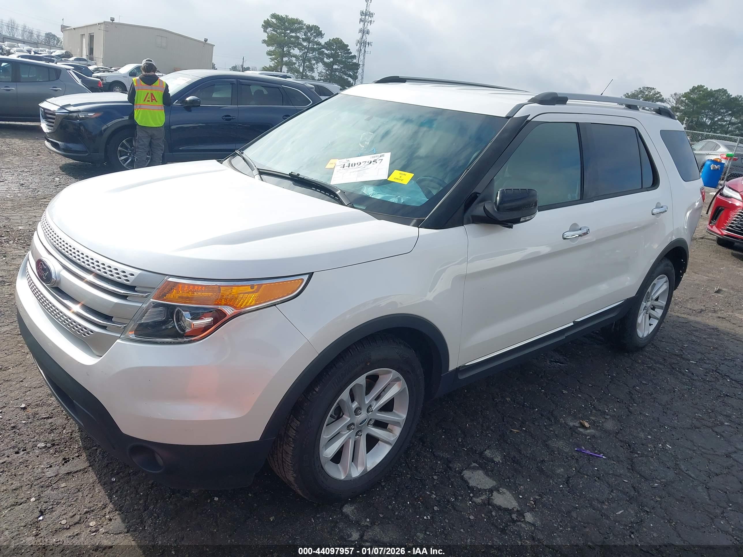 FORD EXPLORER image 2