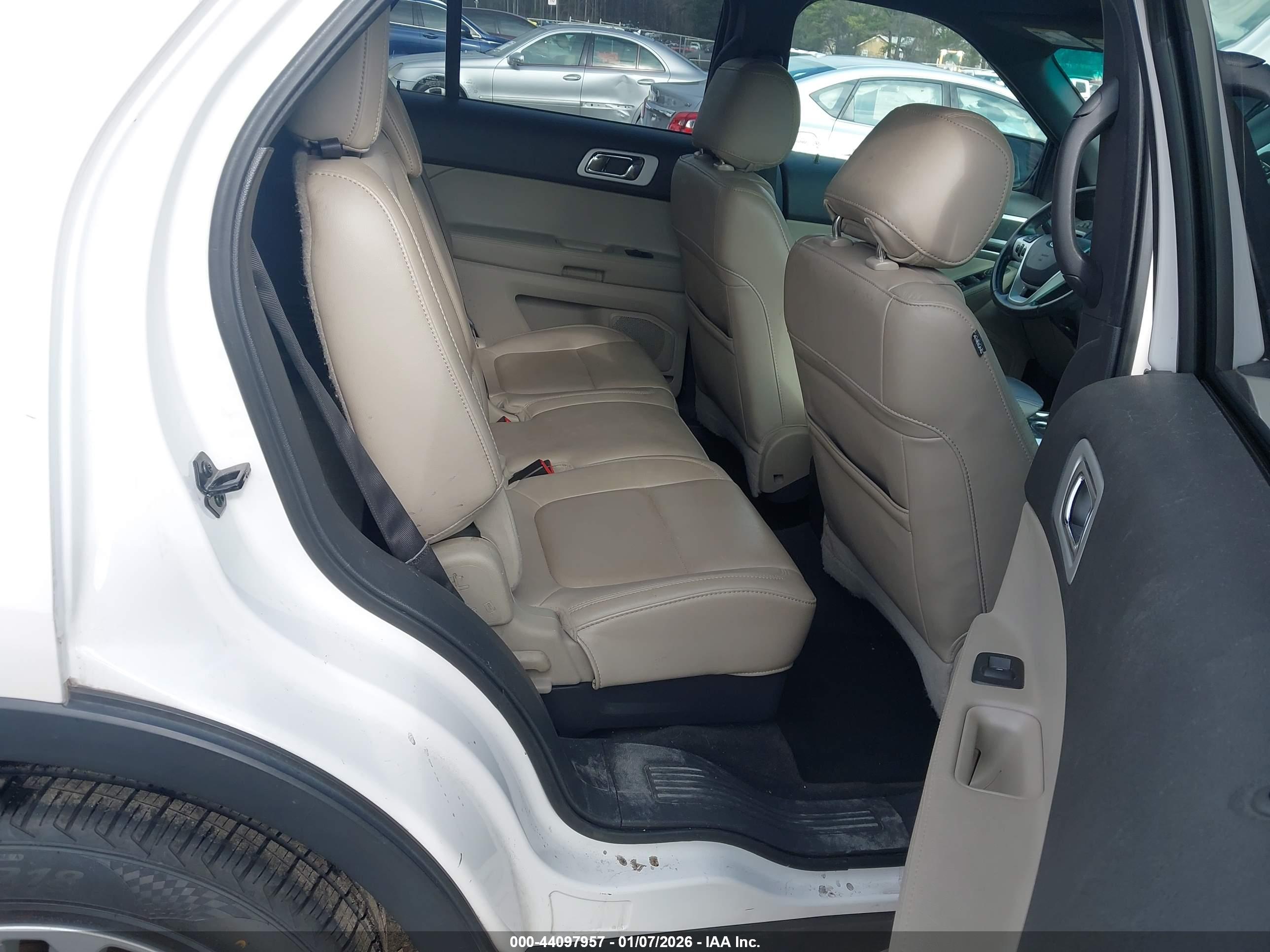 FORD EXPLORER image 8