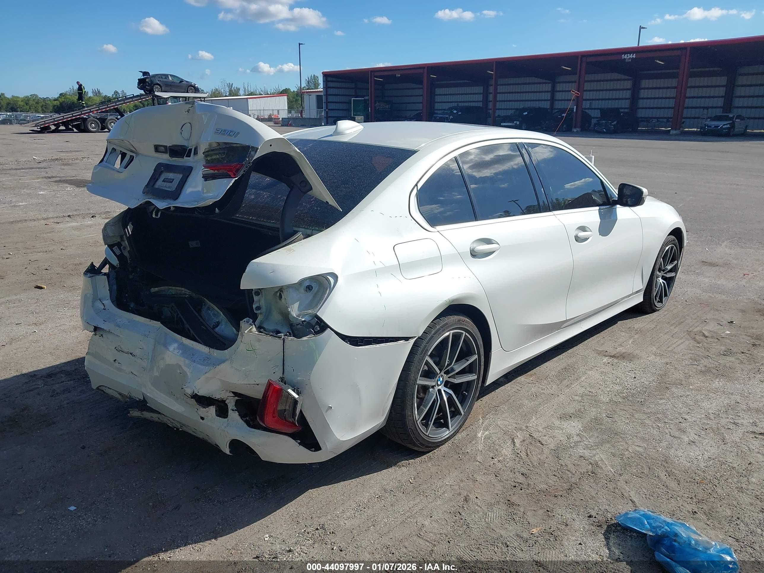 BMW 330I image 4
