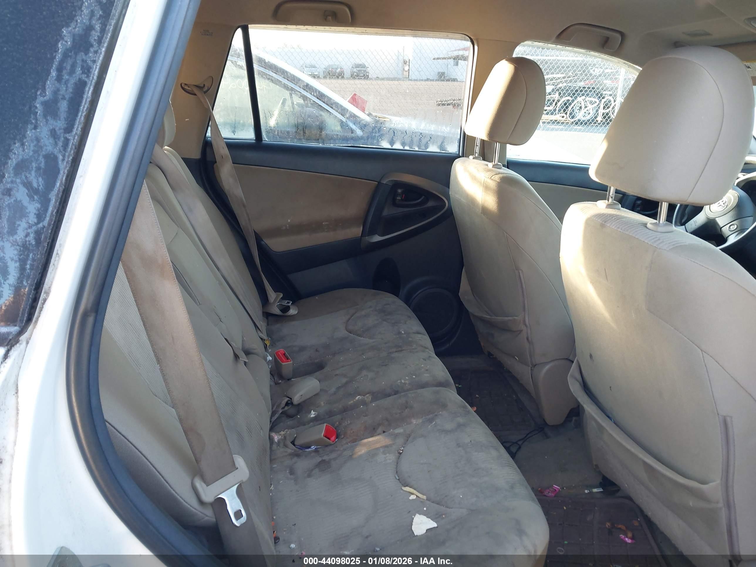 TOYOTA RAV4 image 8